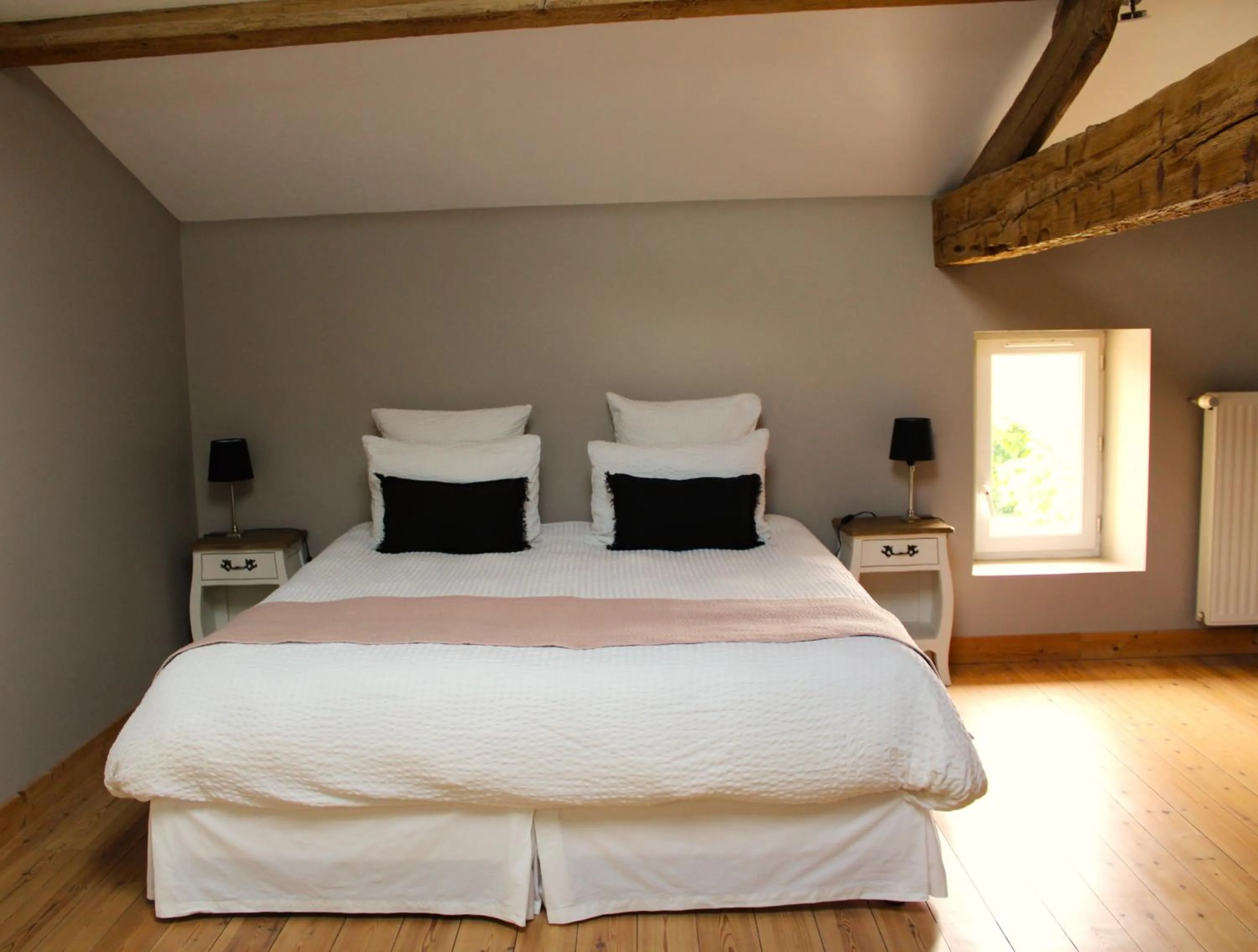 Photo of the whole room, Bed in La Vigneraie de Laura