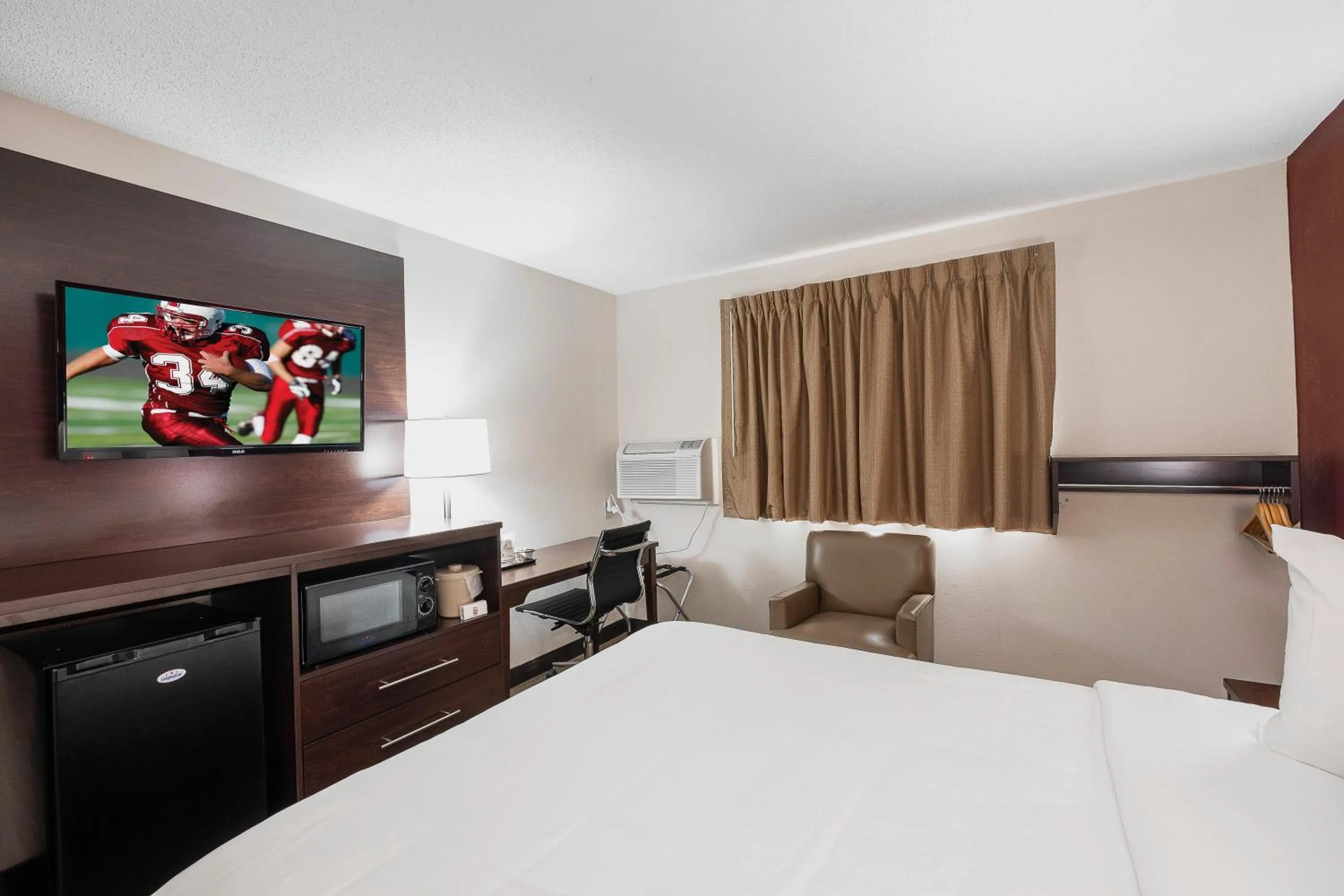 Photo of the whole room, Bed in Red Roof Inn Bristol