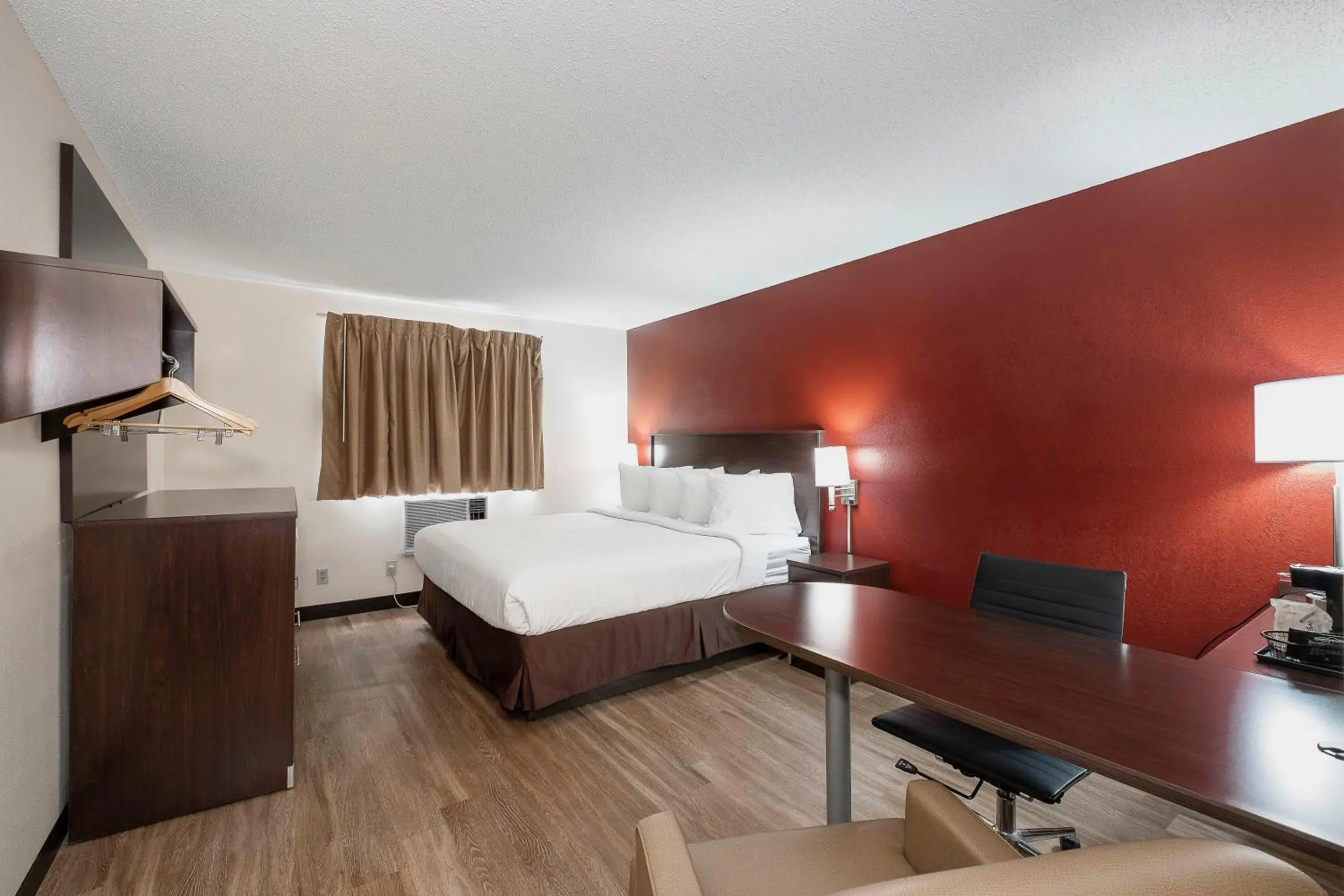 Superior King Room Non-Smoking in Red Roof Inn Bristol Superior King Room Non-Smoking in Red Roof Inn Bristol