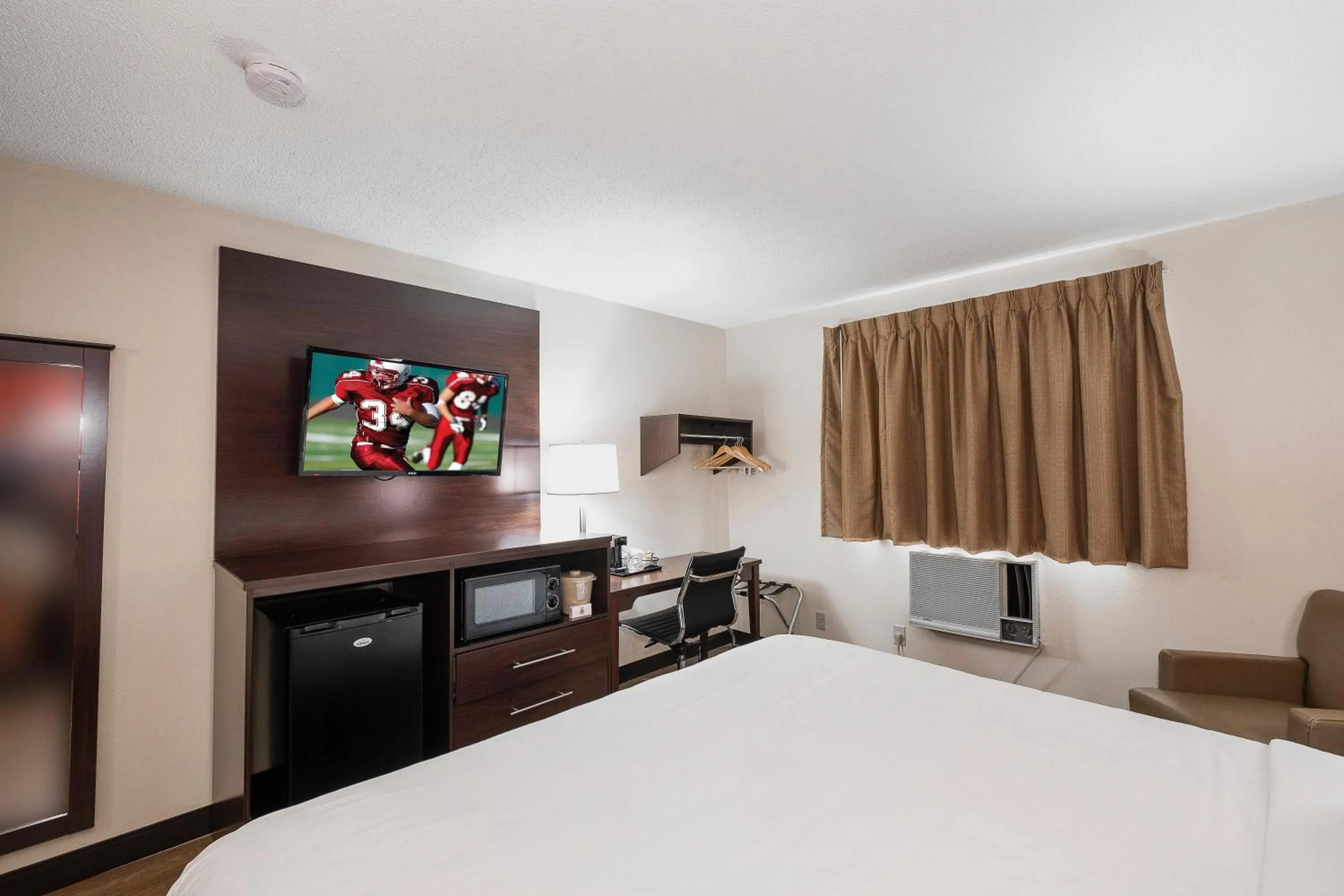 Photo of the whole room, Bed in Red Roof Inn Bristol