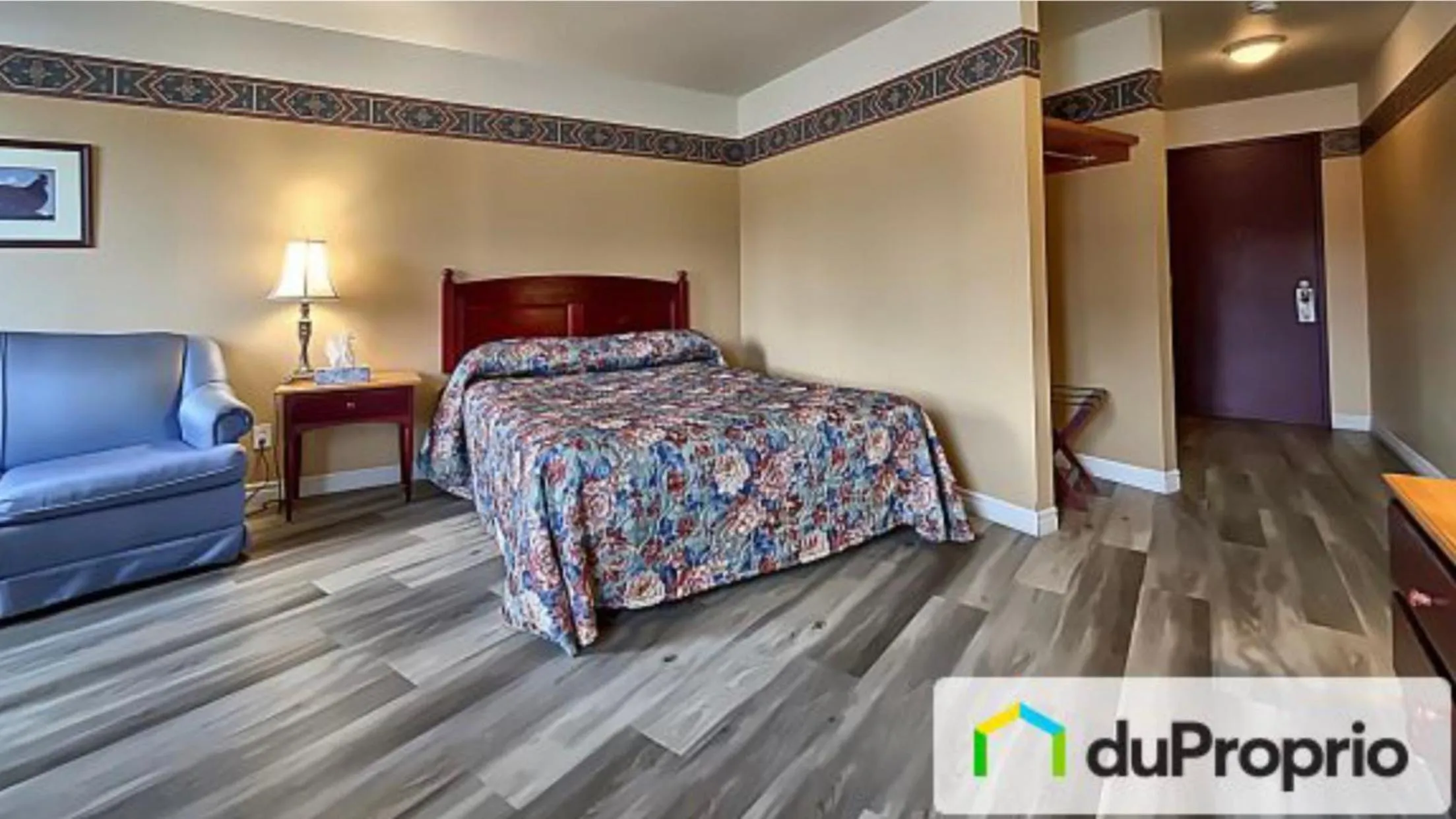 Bed in Hôtel Le Portneuvois