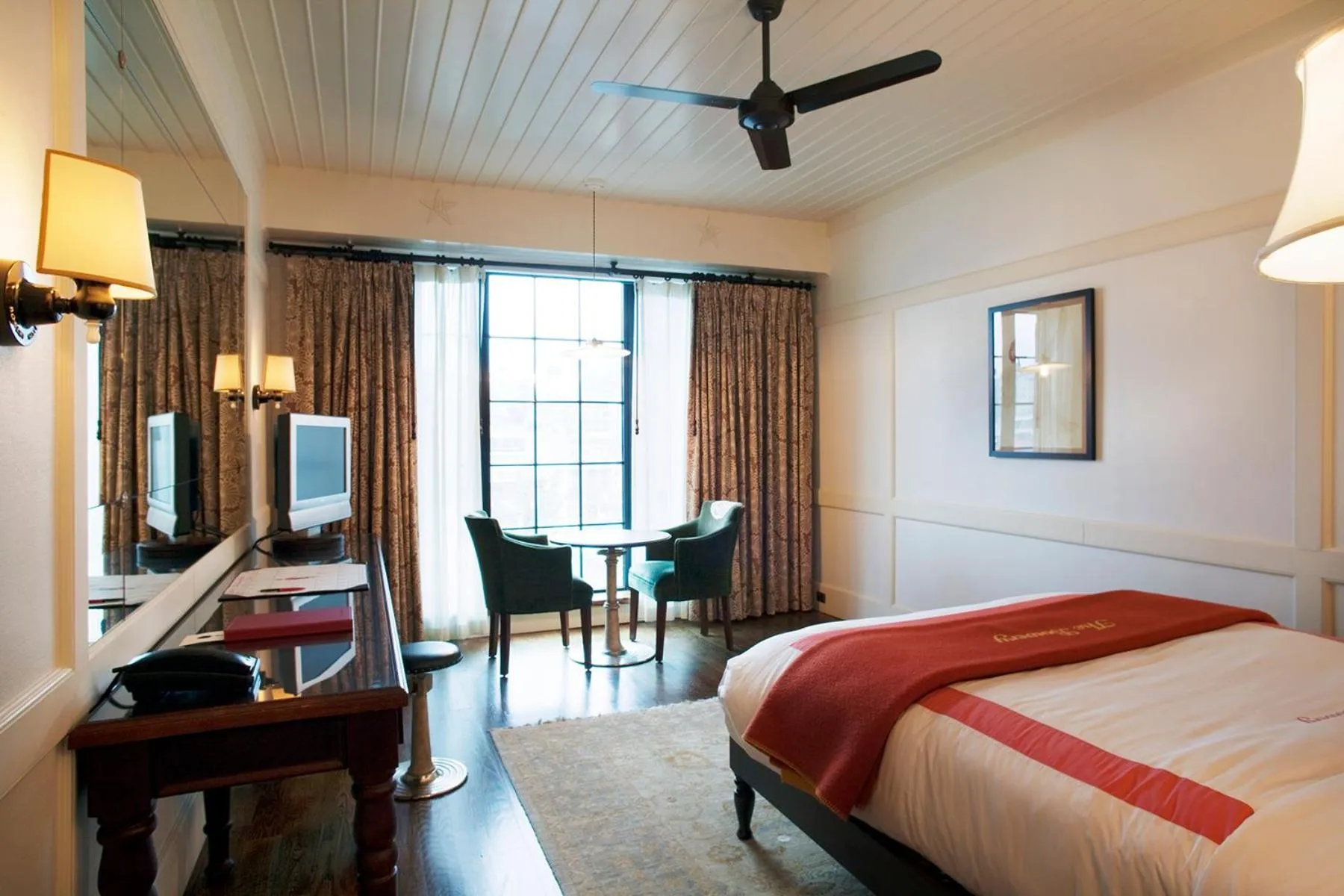 Photo of the whole room, Bed in The Bowery Hotel