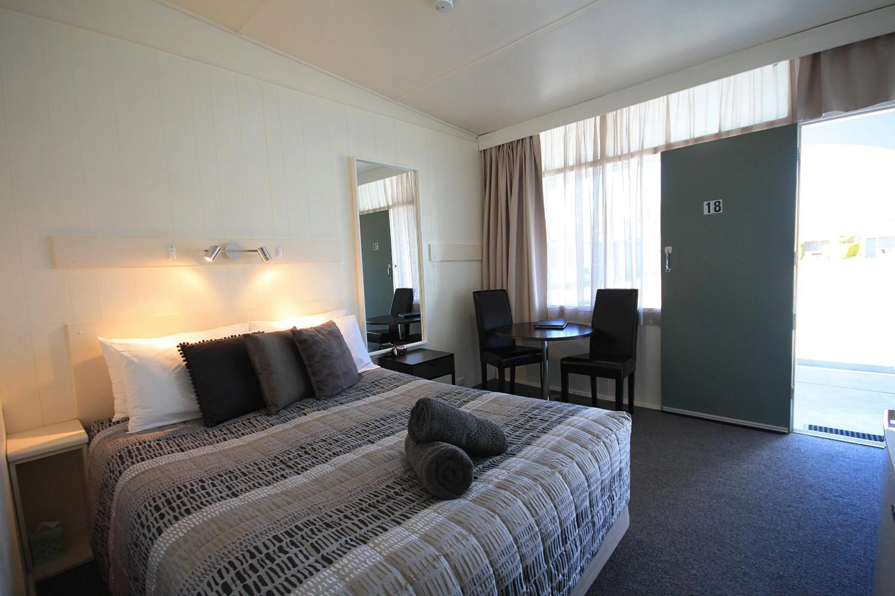 Photo of the whole room, Bed in Hi Way Motor Inn