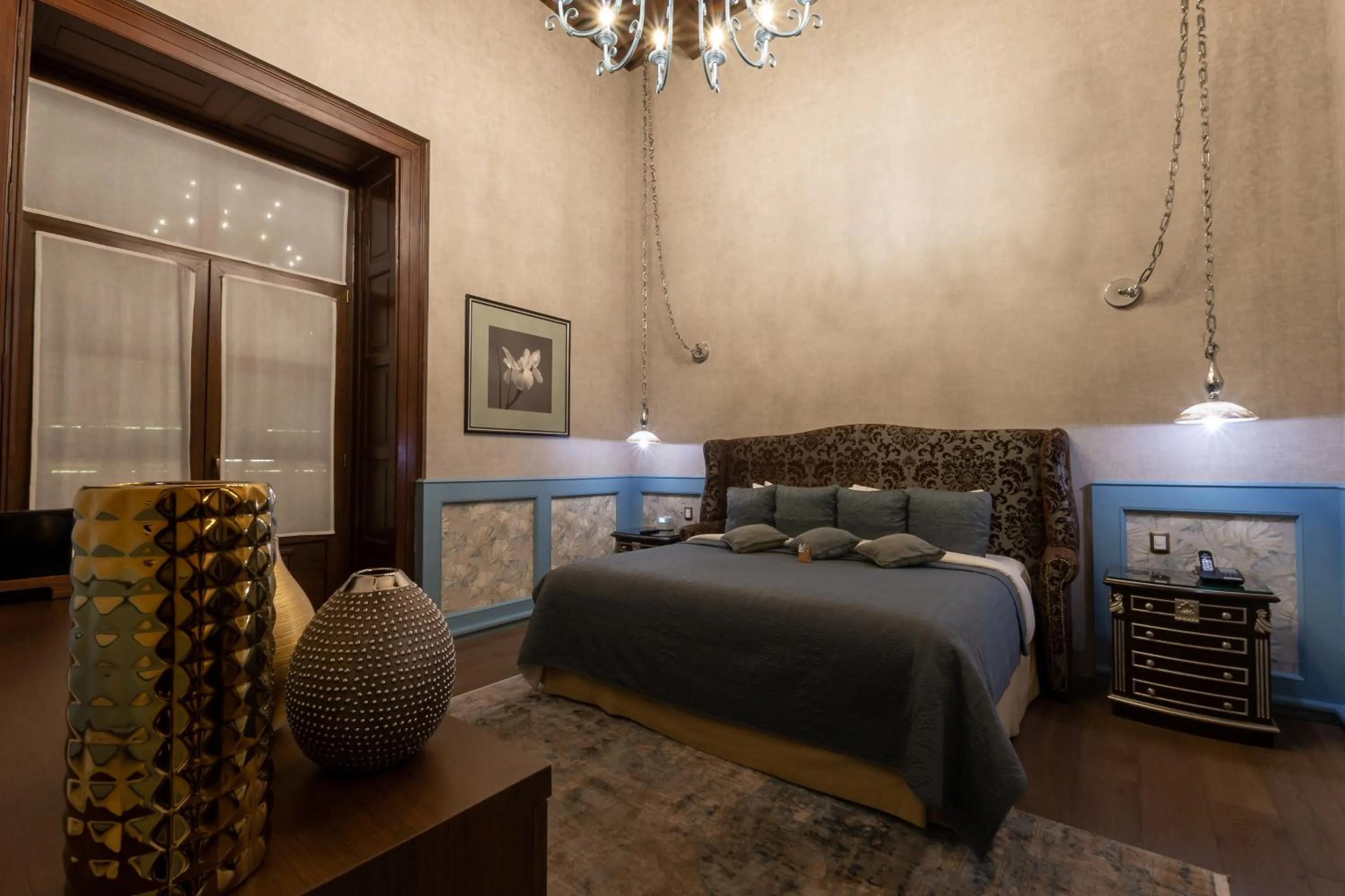 Photo of the whole room, Bed in 1850 Hotel Boutique