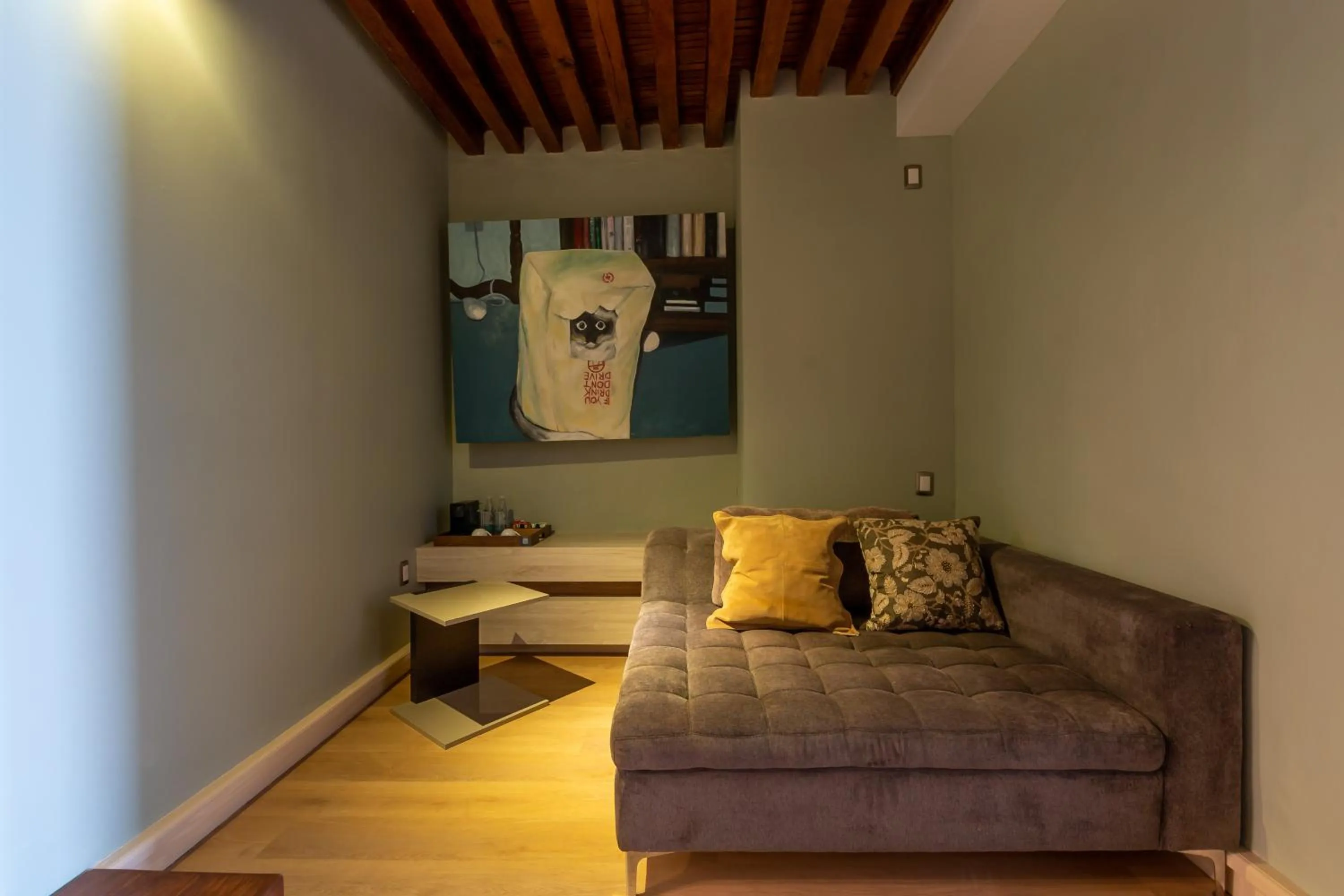 Living room in 1850 Hotel Boutique