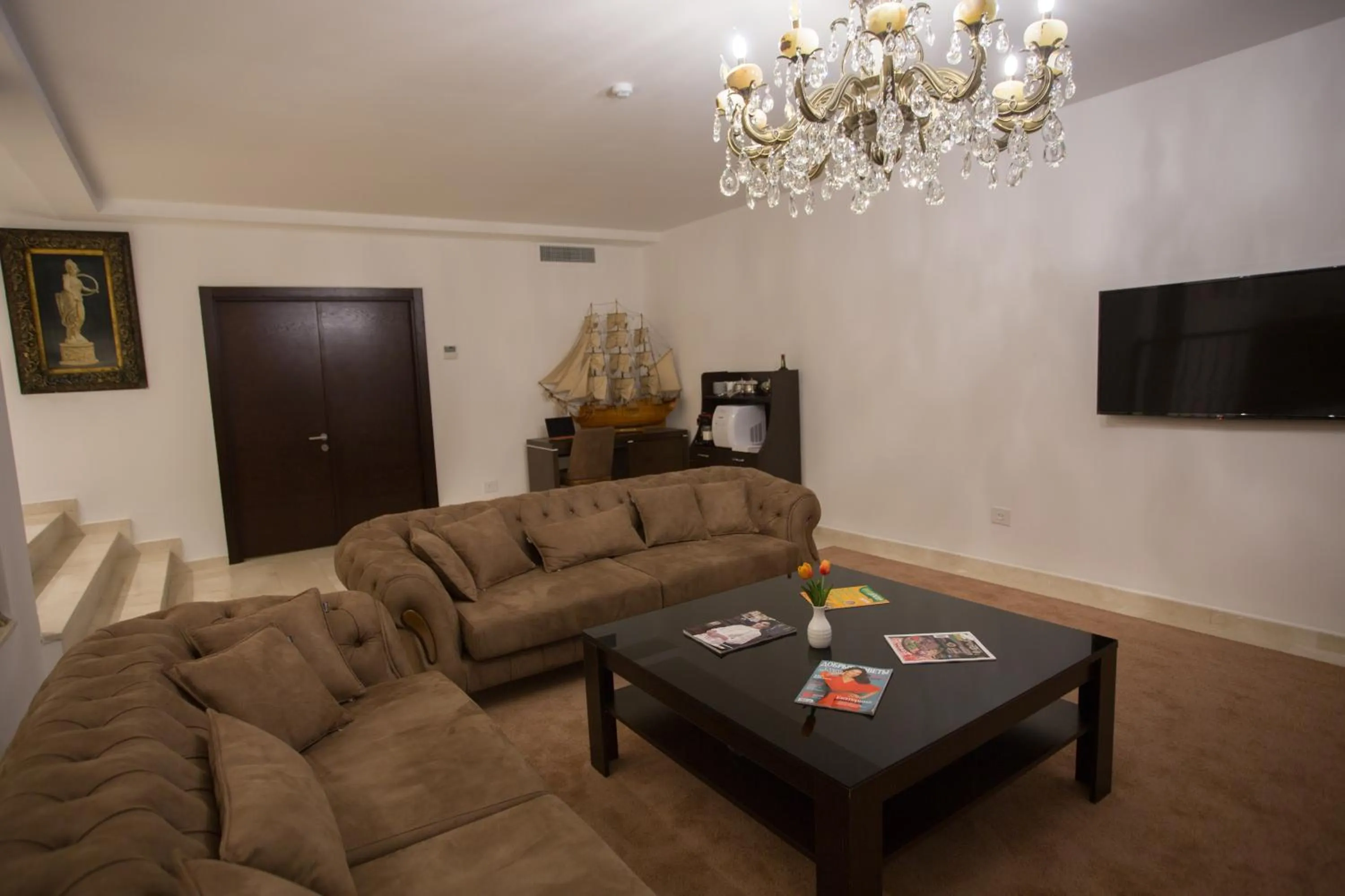 Communal lounge/ TV room in Da Vinci Boutique Hotel