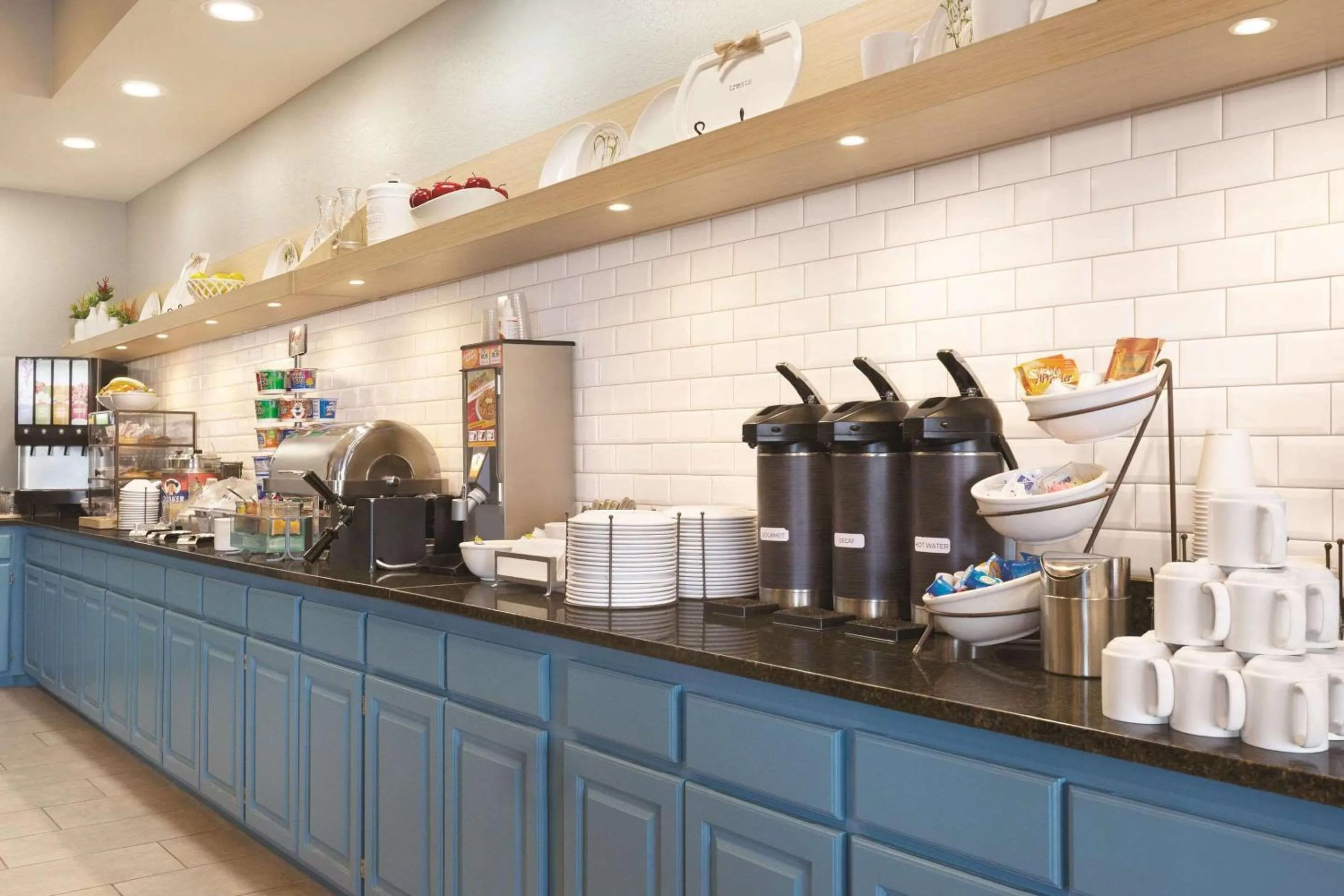 Breakfast in Country Inn & Suites by Radisson, Billings, MT