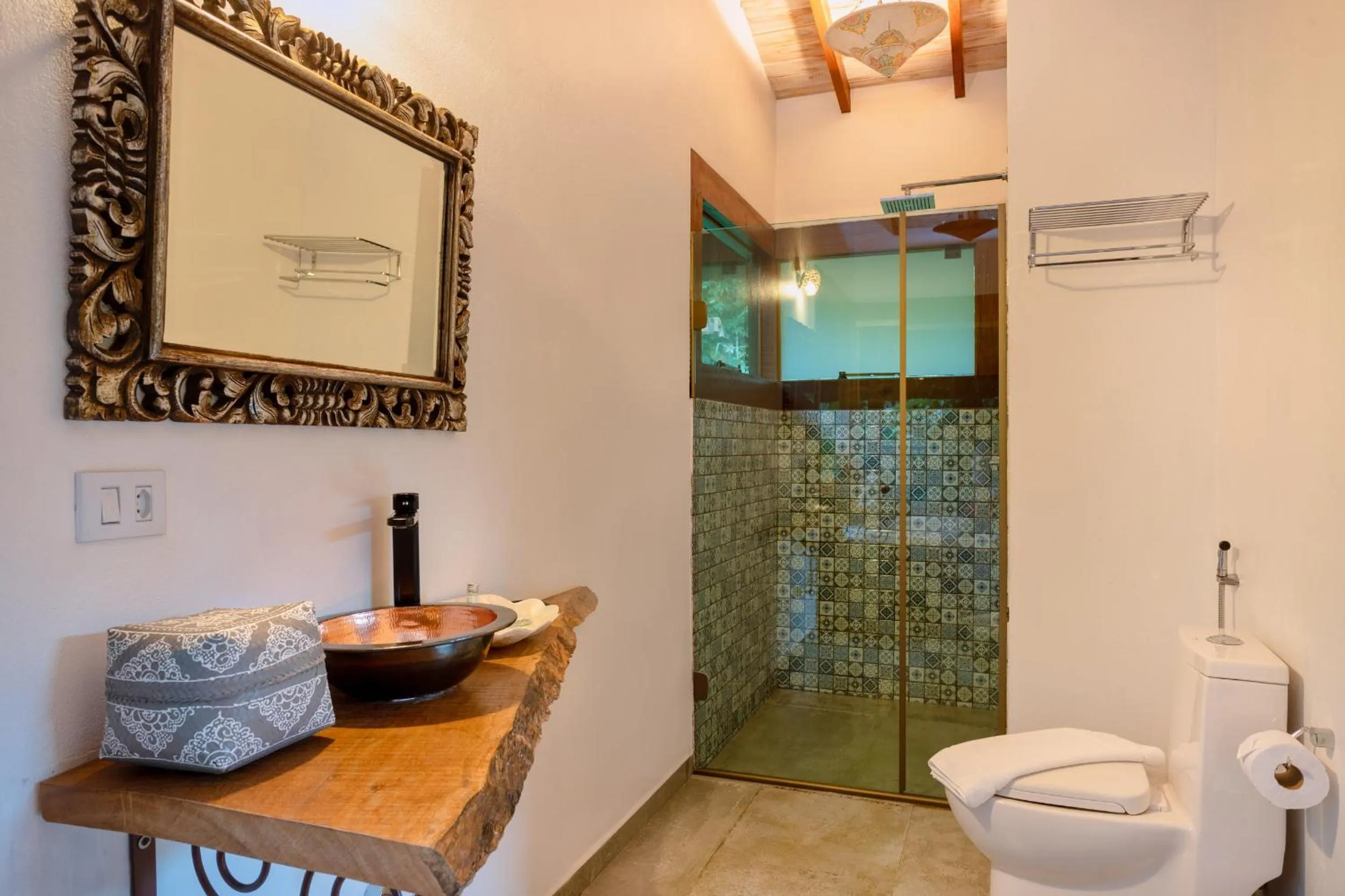 Shower in Hotel Vila Kebaya