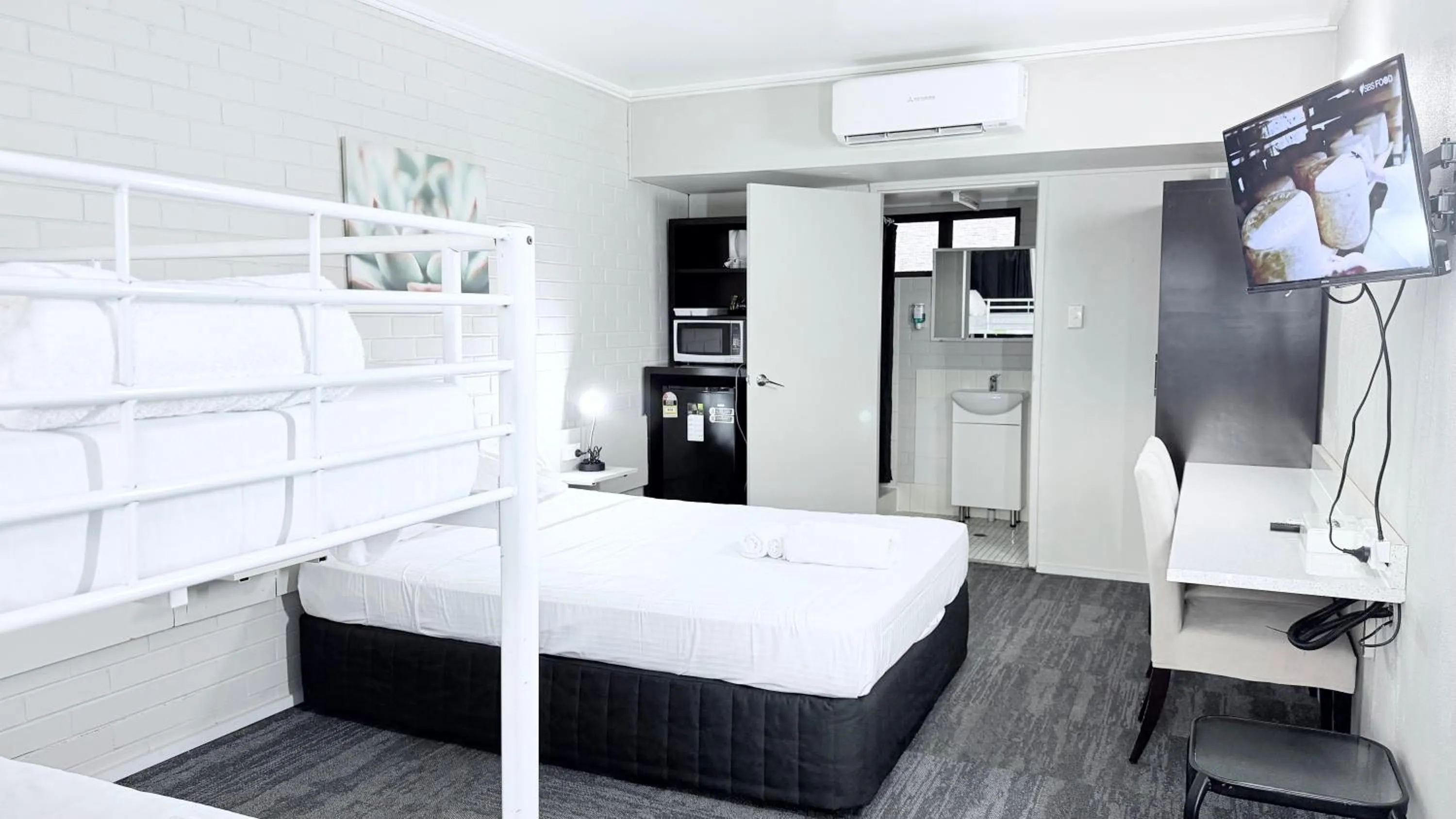 Bed in Tropical Gateway Motor Inn