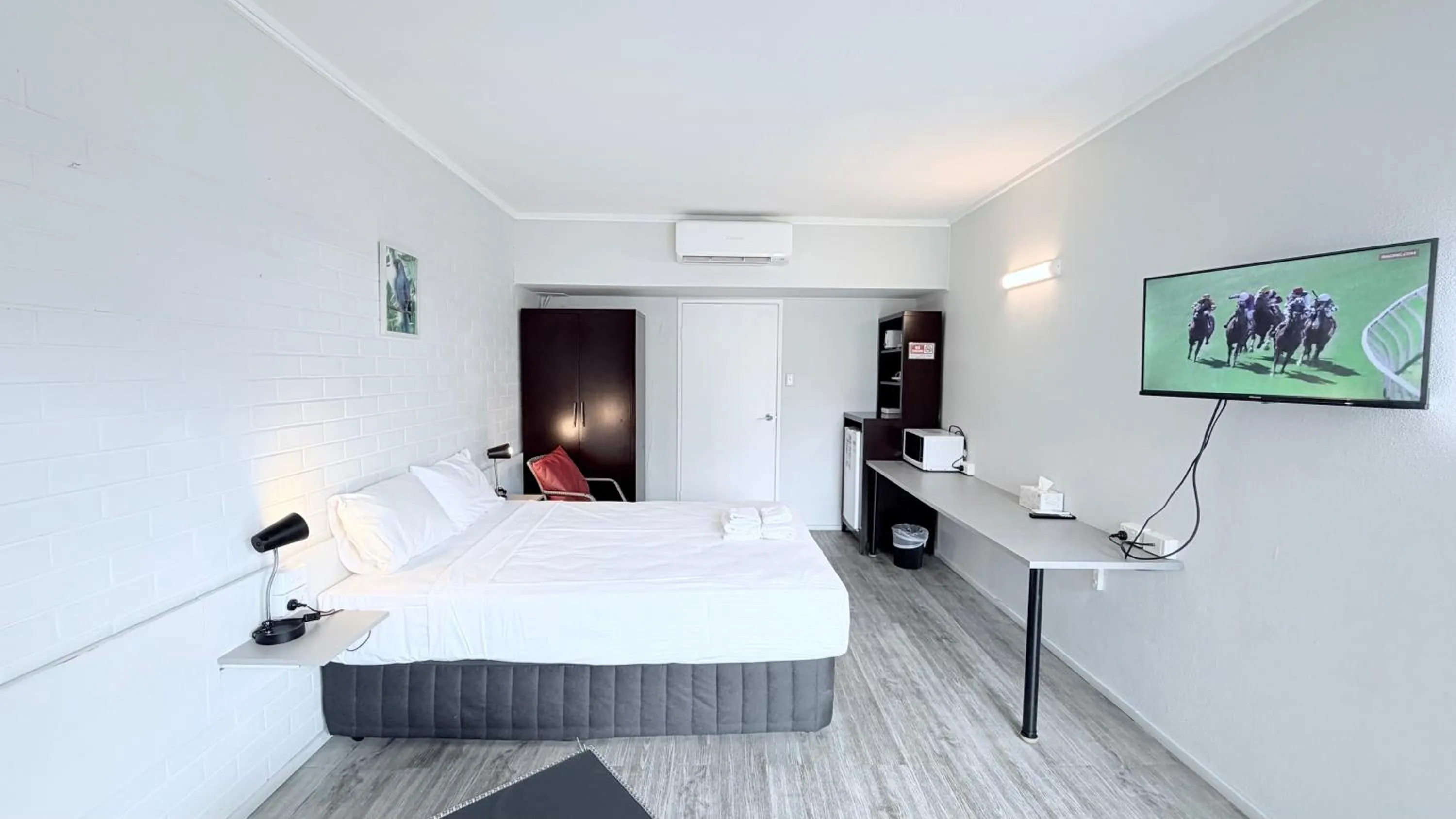 Bed in Tropical Gateway Motor Inn