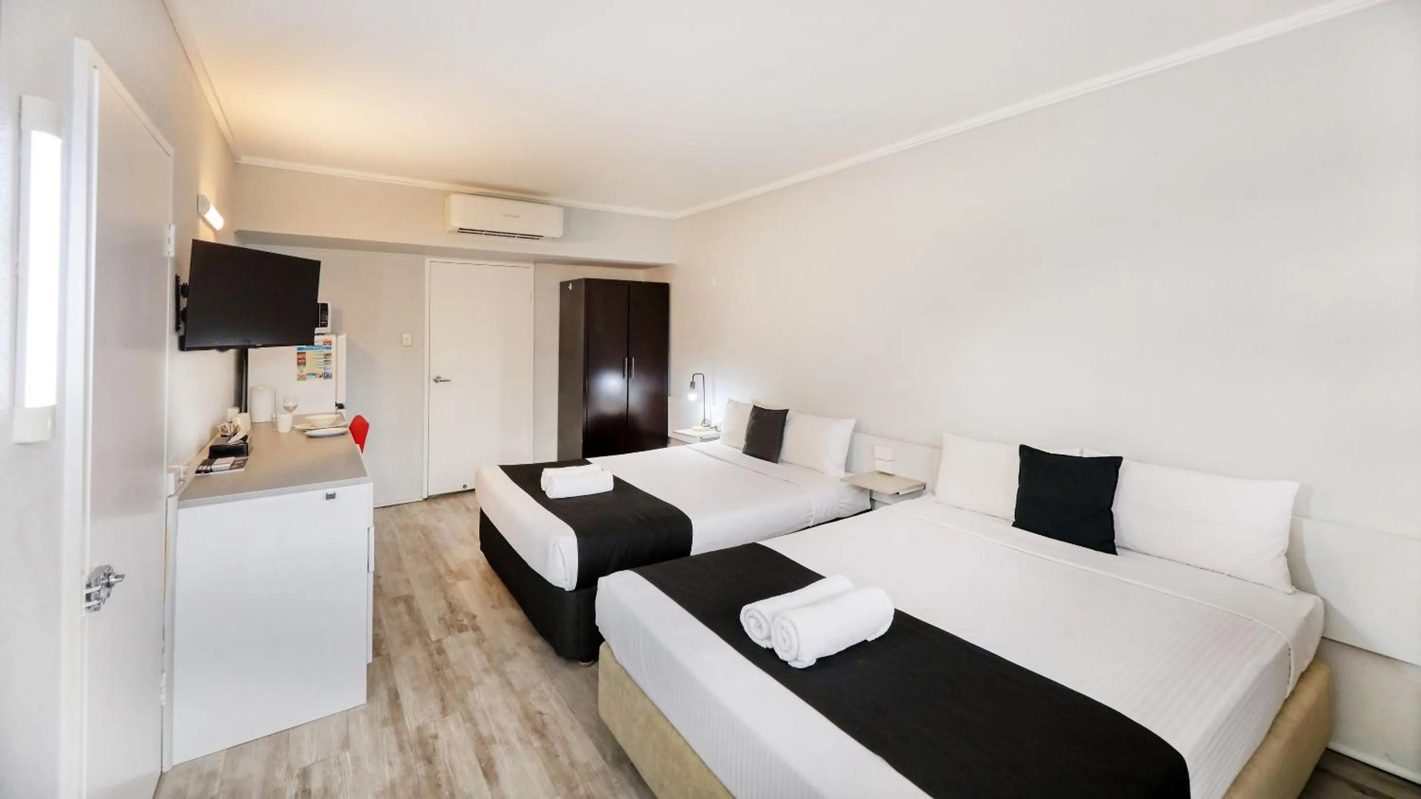 TV and multimedia, Bed in Tropical Gateway Motor Inn