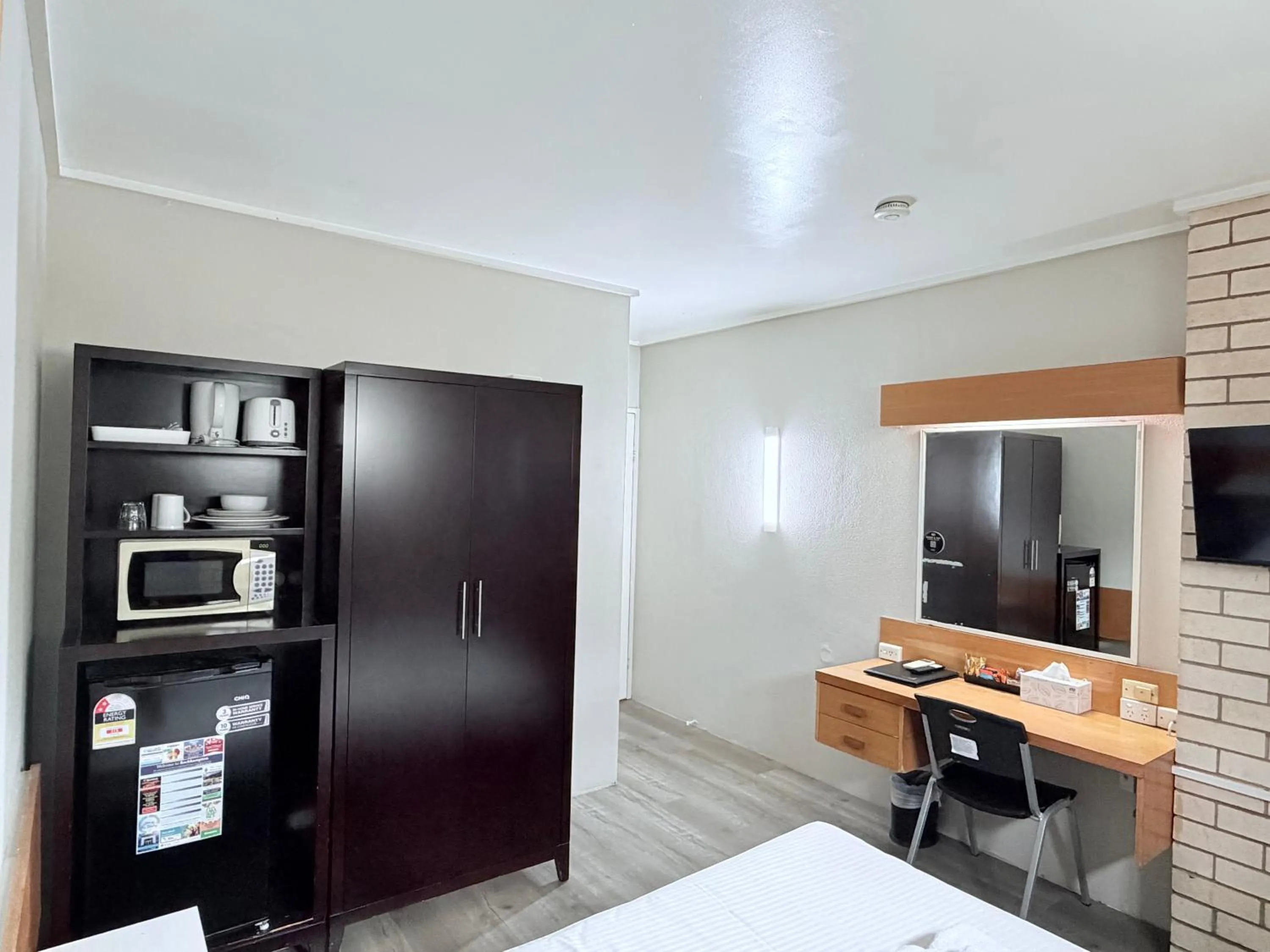 microwave in Tropical Gateway Motor Inn