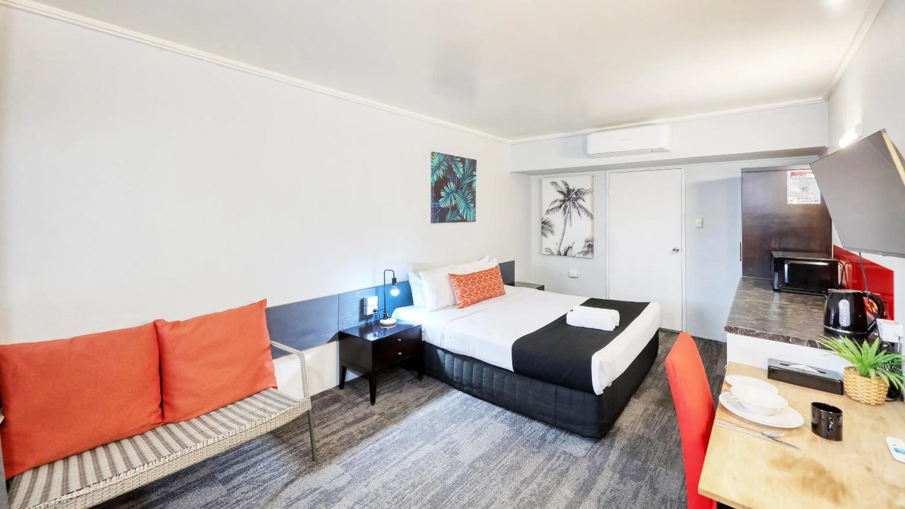 TV and multimedia, Bed in Tropical Gateway Motor Inn