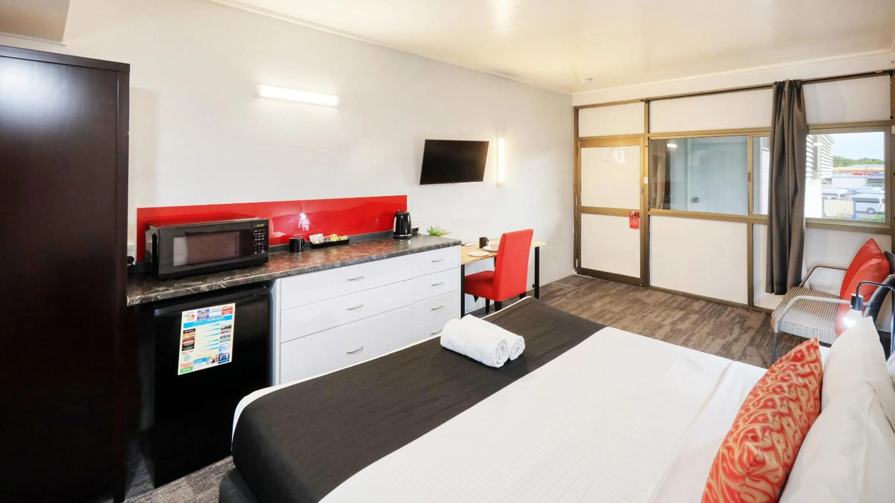 TV and multimedia, Bed in Tropical Gateway Motor Inn