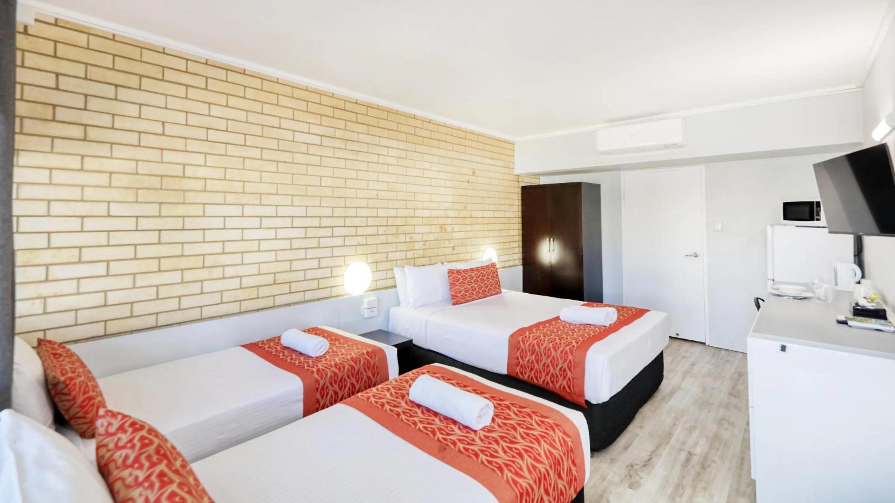 Bed in Tropical Gateway Motor Inn