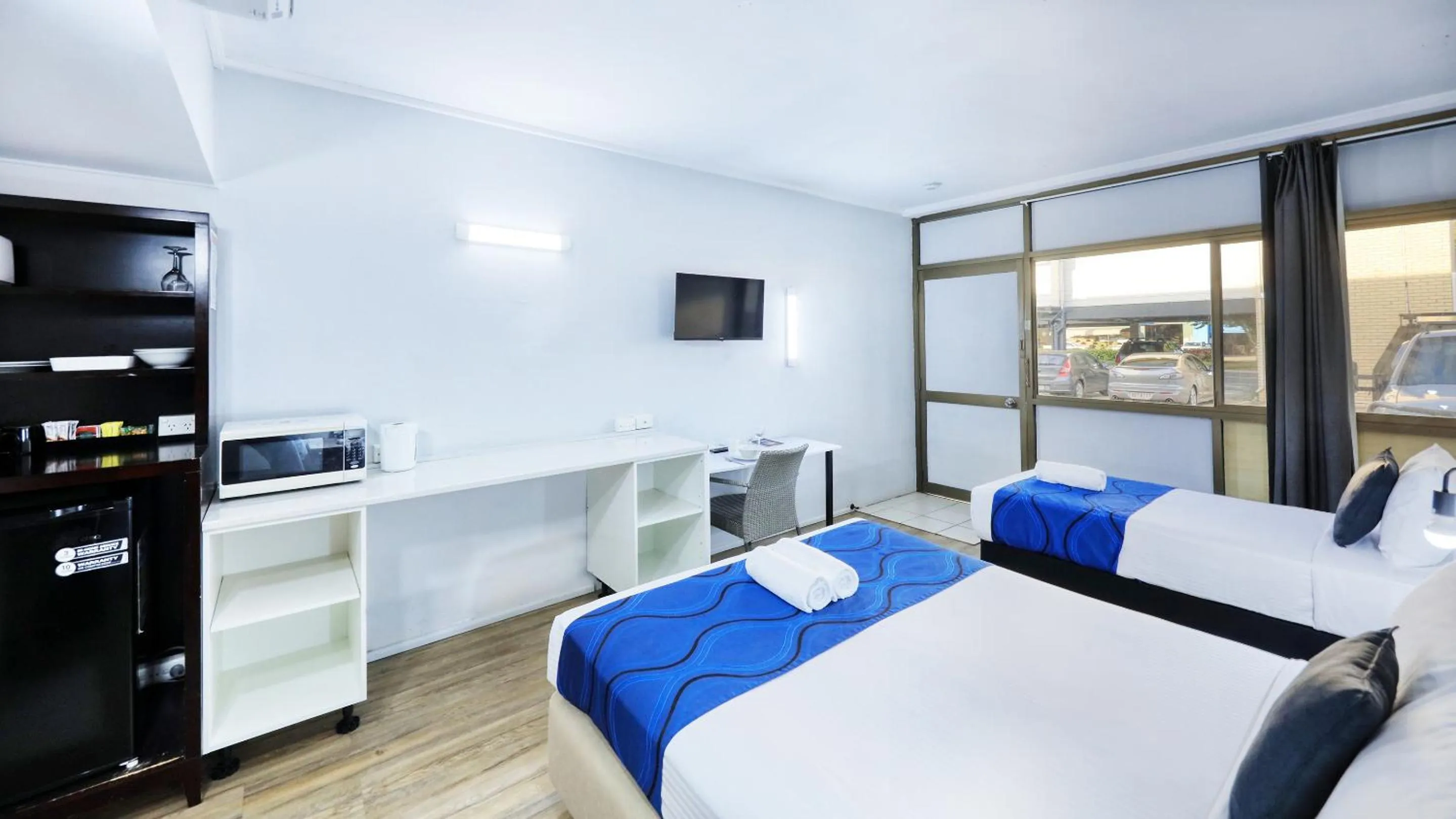 Bed in Tropical Gateway Motor Inn