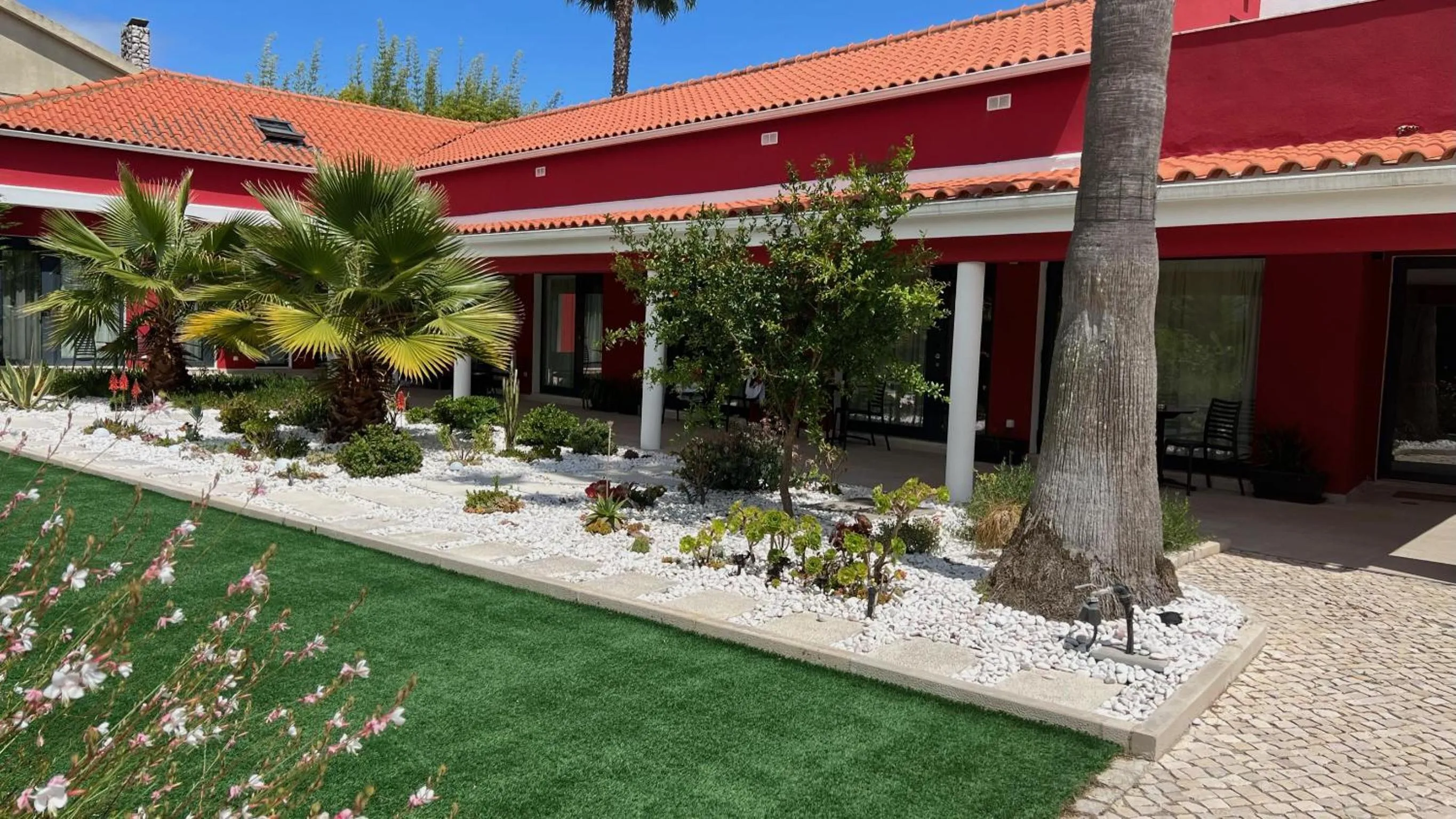 Garden in Villa 3 Caparica - Lisbon Gay Beach Resort