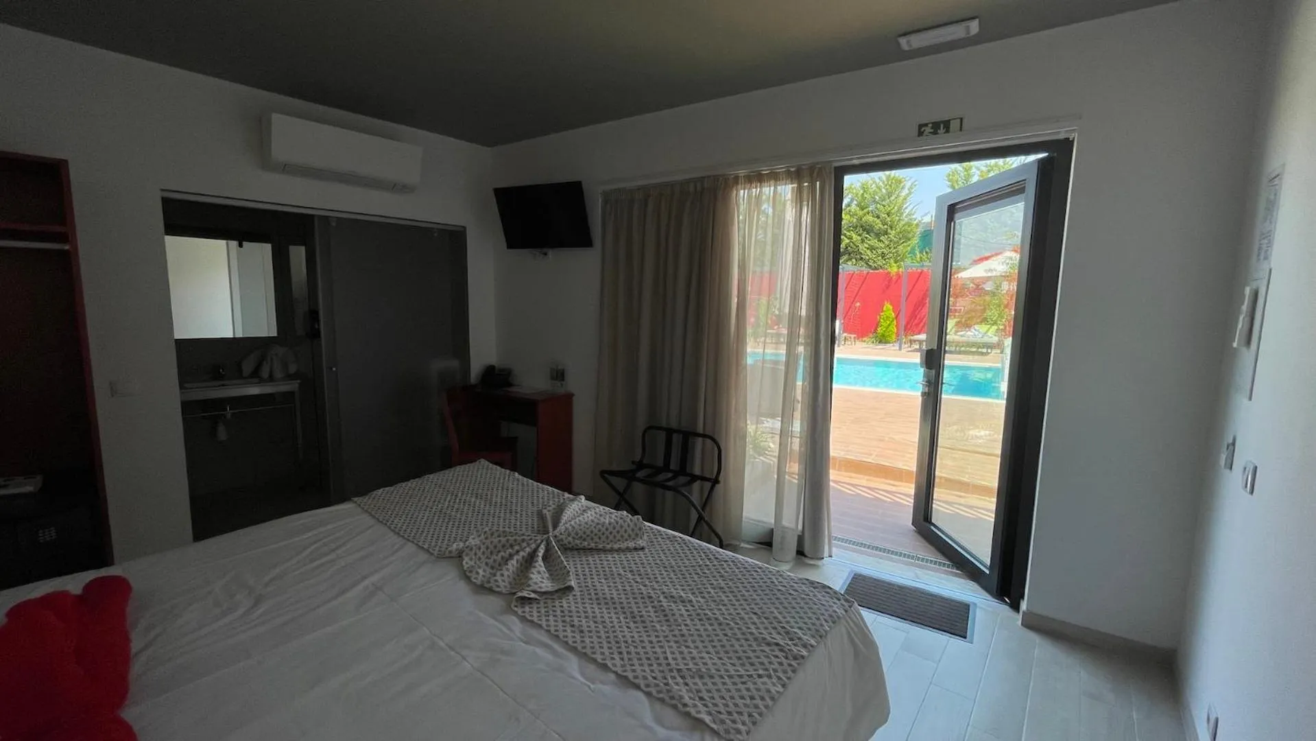 Pool view, Bed in Villa 3 Caparica - Lisbon Gay Beach Resort