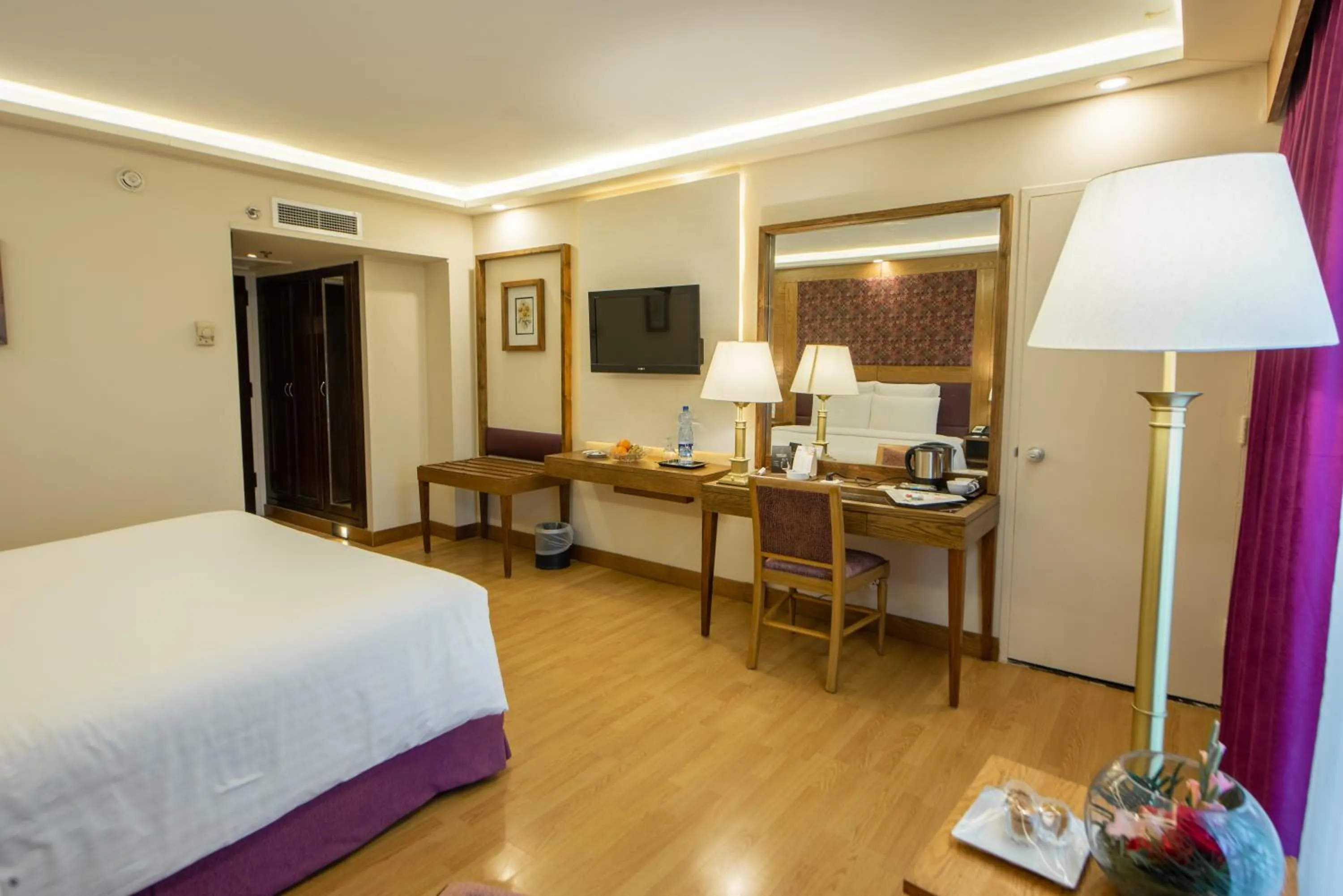 hair dresser, Bed in Pearl Continental Hotel, Rawalpindi