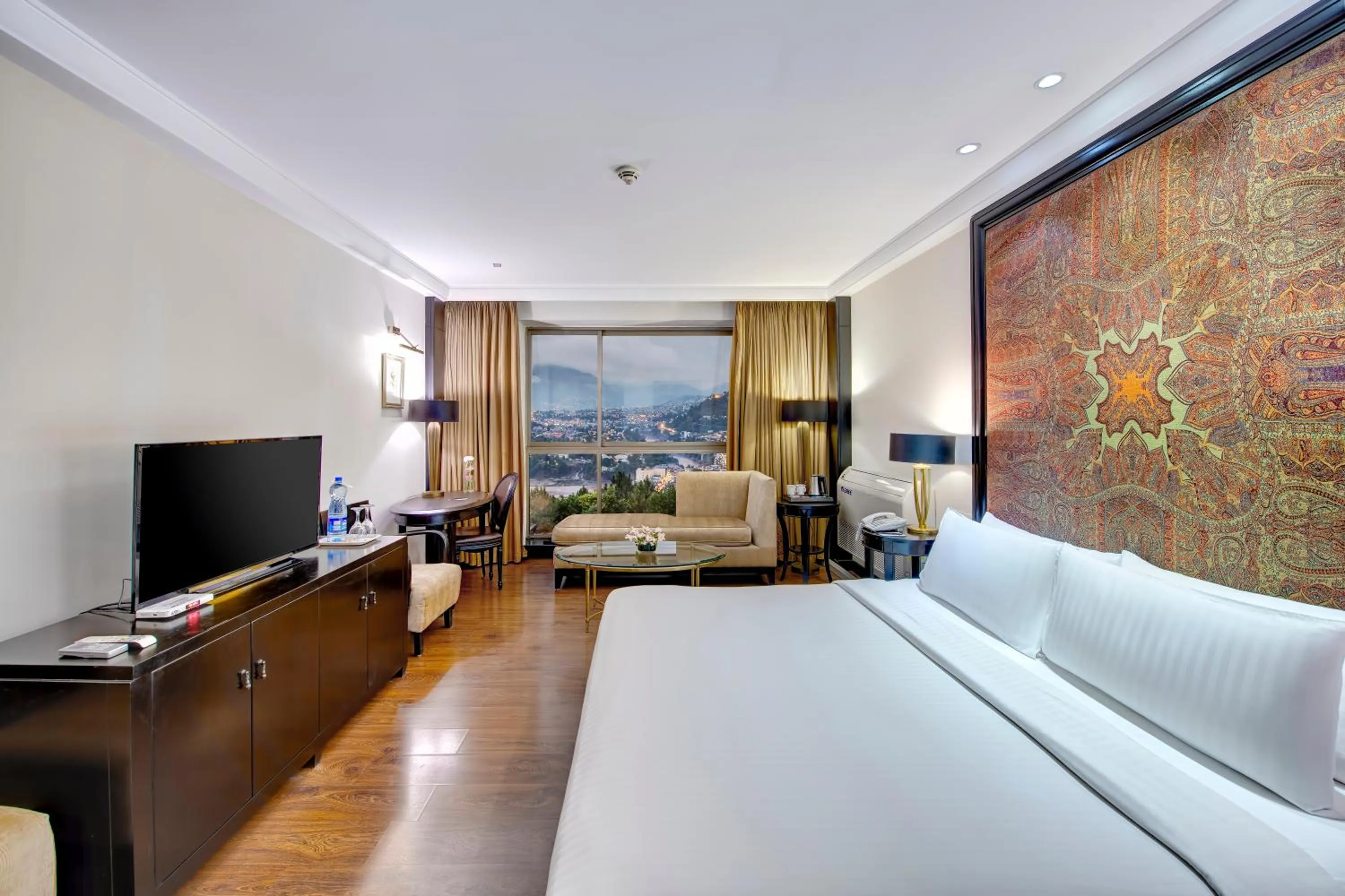 Bedroom, Bed in Pearl Continental Hotel, Muzaffarabad