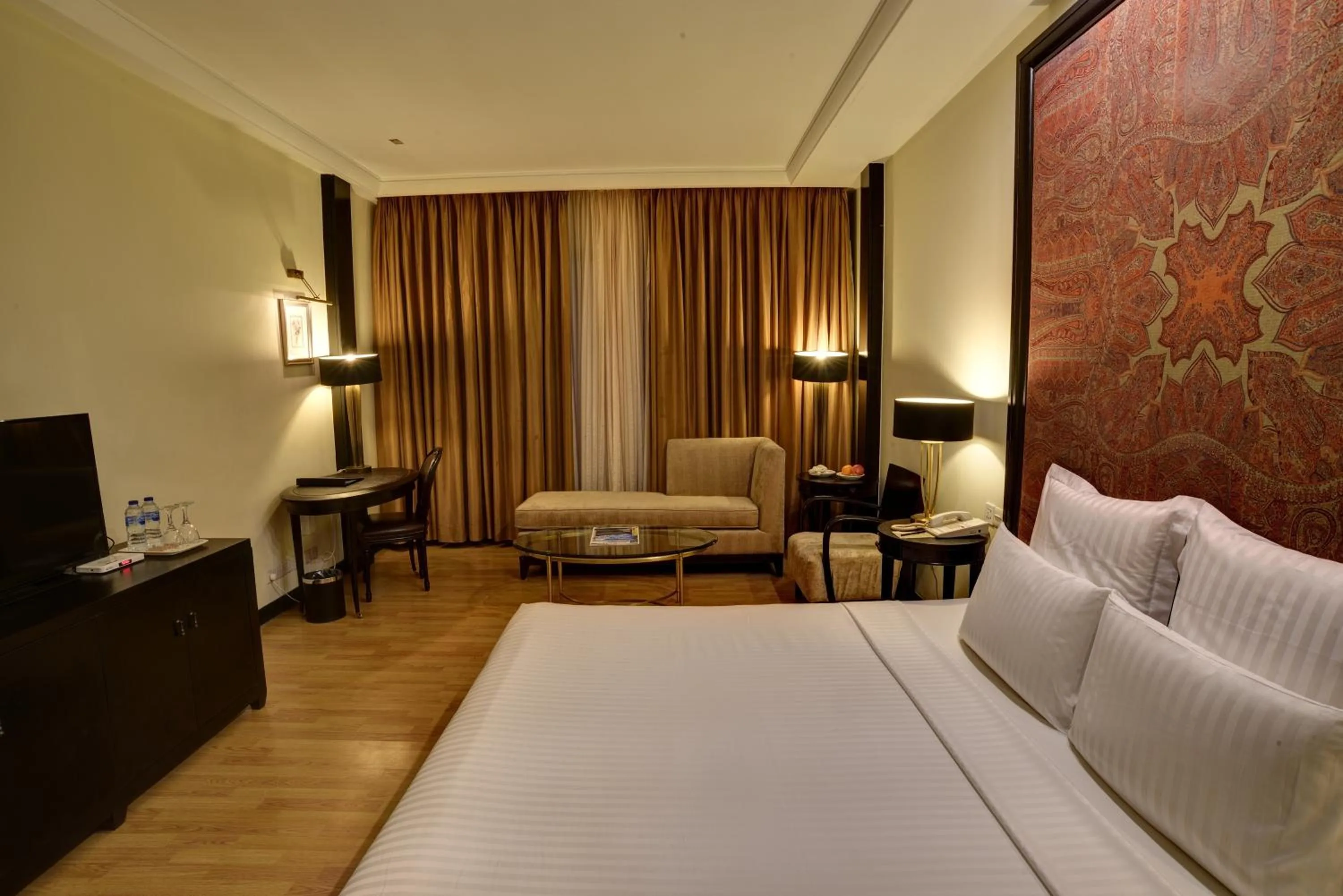 TV and multimedia, Bed in Pearl Continental Hotel, Muzaffarabad