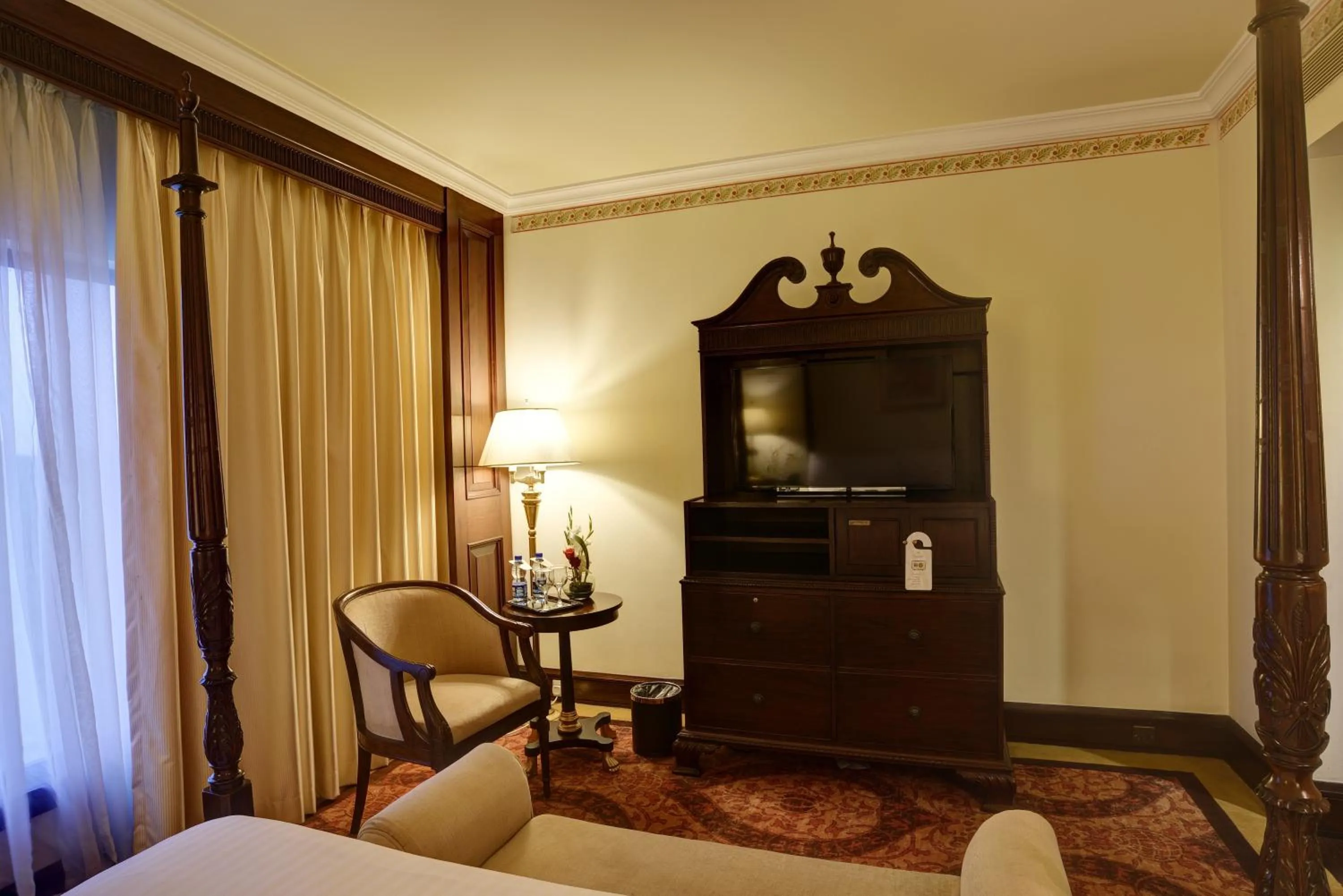 TV and multimedia, Bed in Pearl Continental Hotel, Lahore