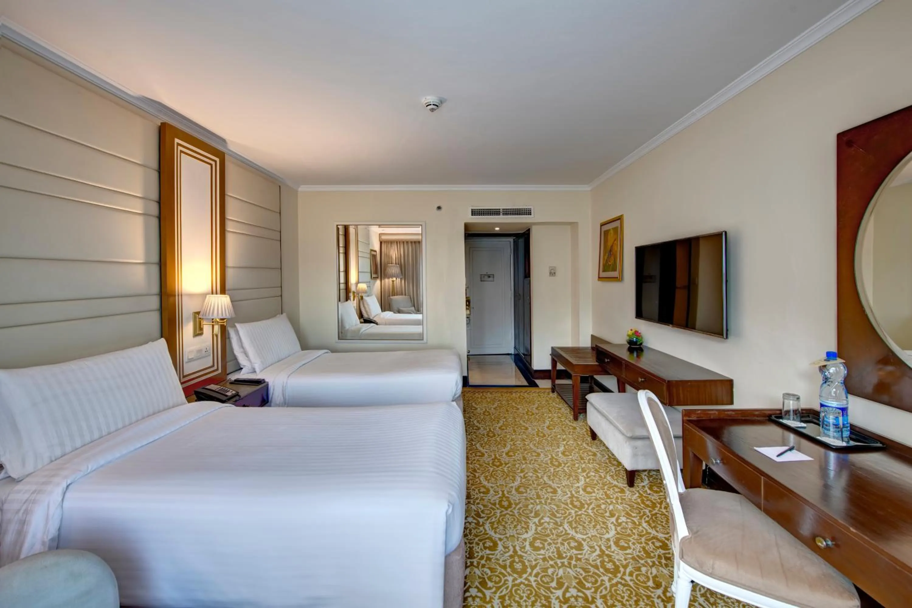 Bedroom, Bed in Pearl Continental Hotel, Lahore