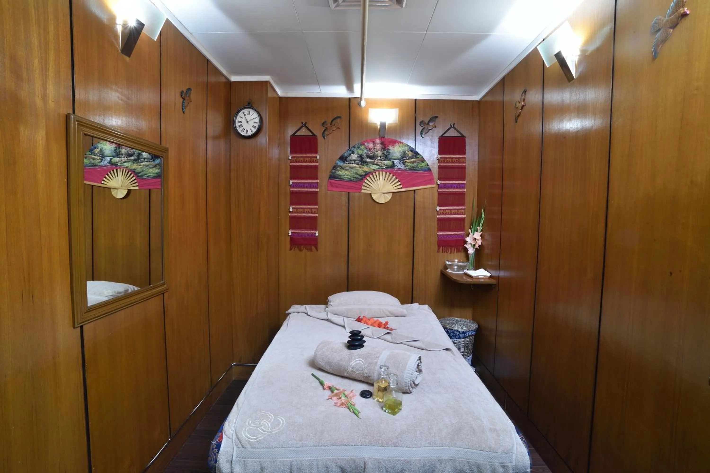 Bed in Pearl Continental Hotel, Karachi