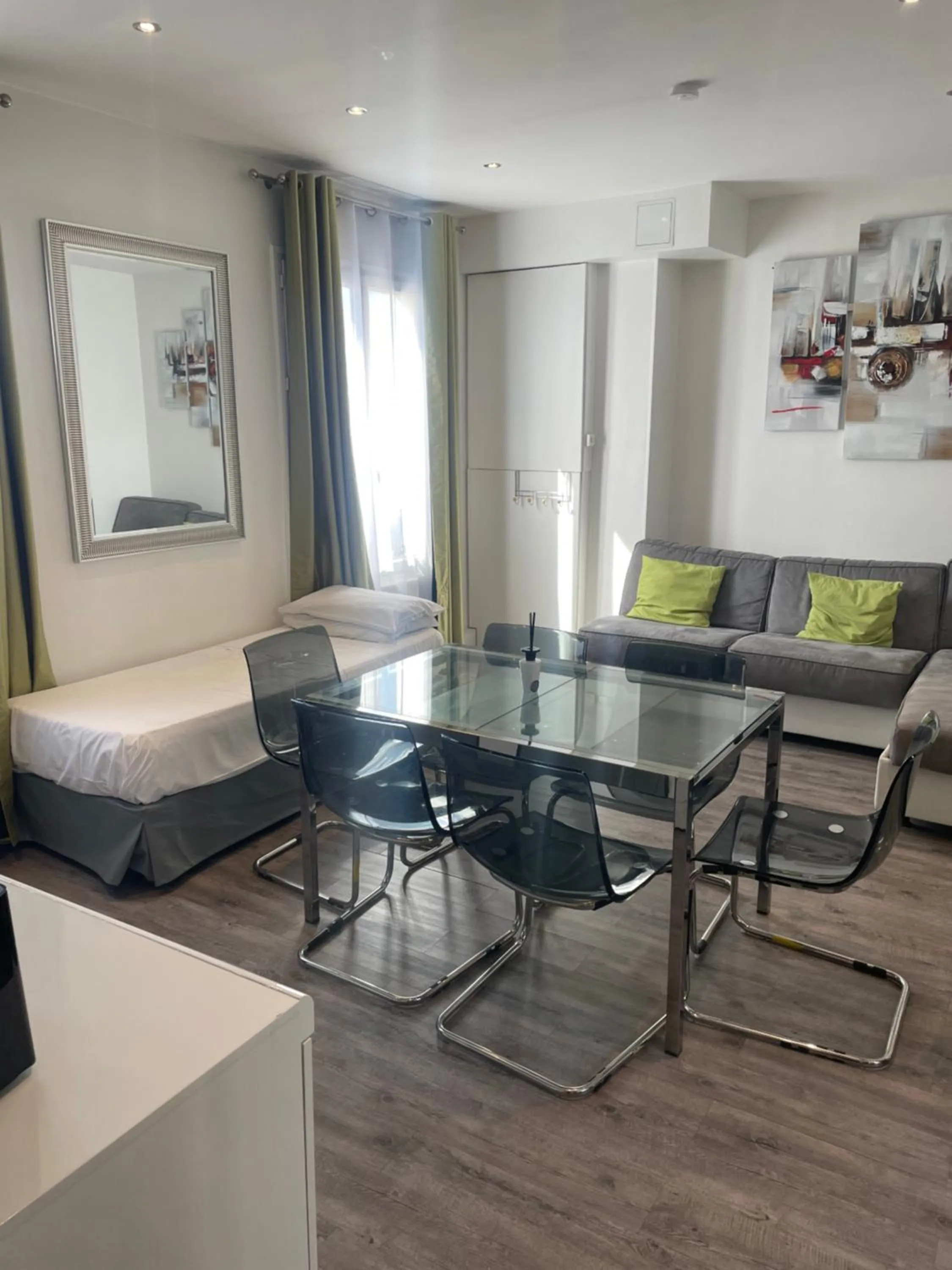 Living room in Mary's Hotel République