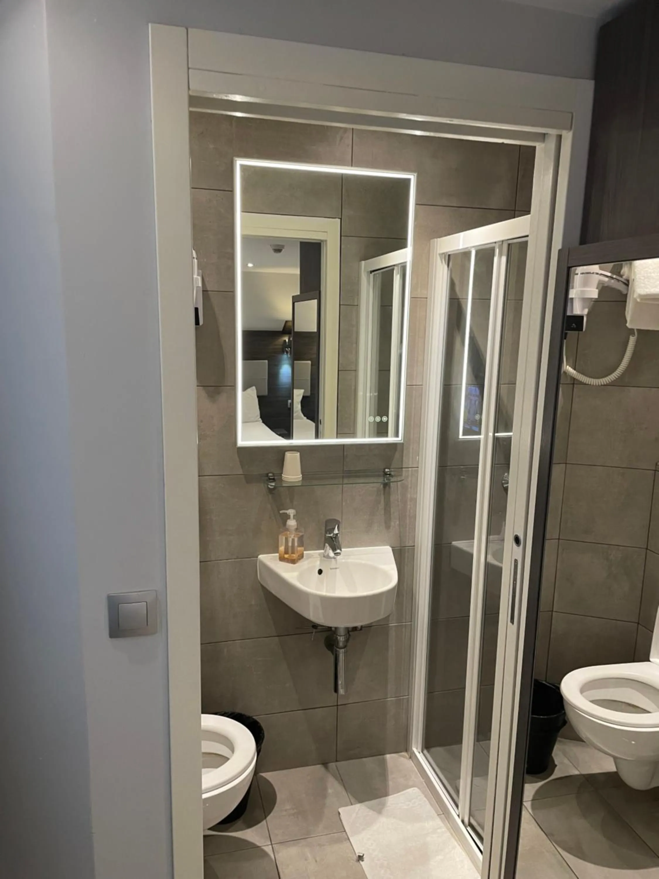 Bathroom in Mary's Hotel République