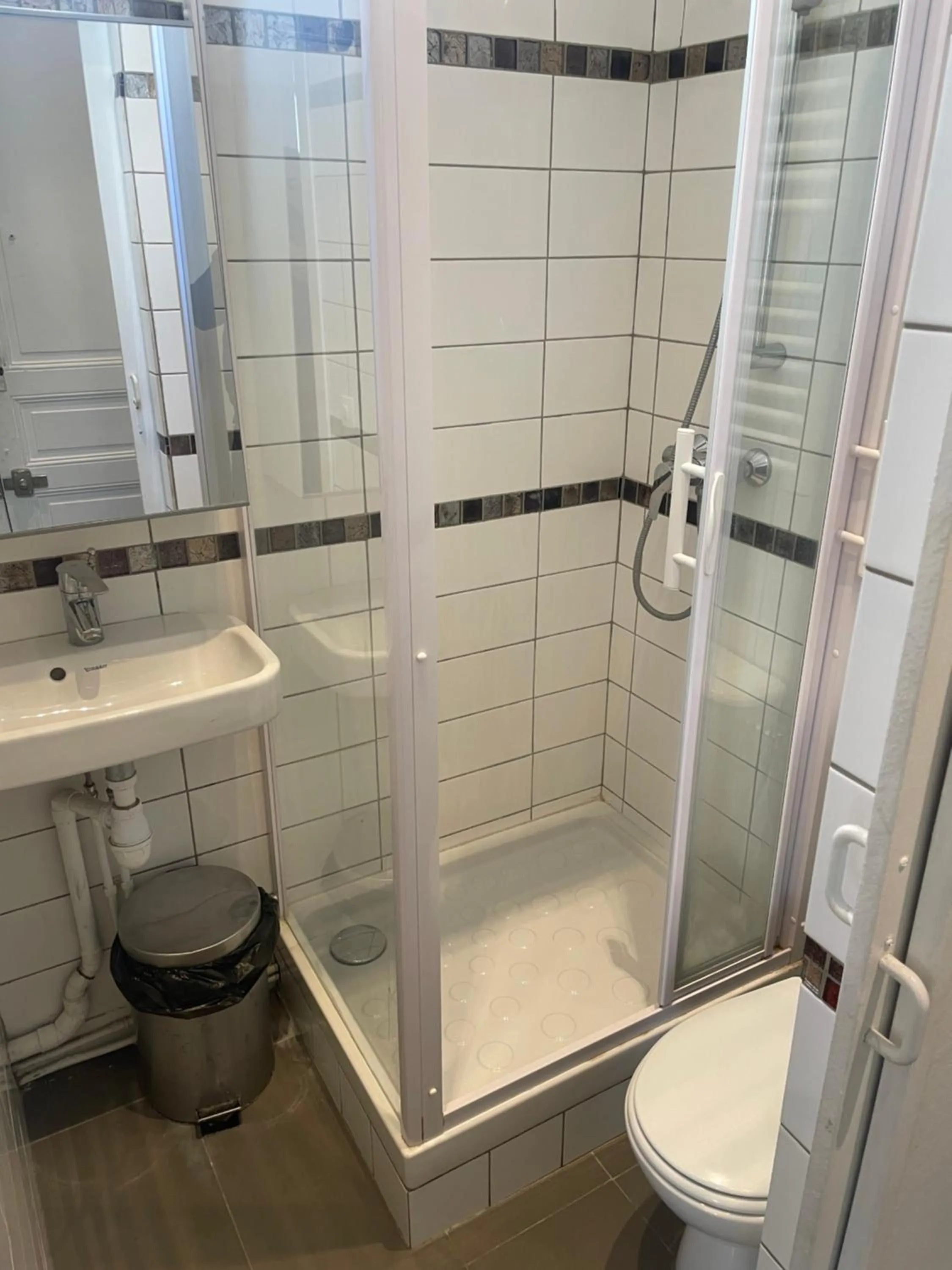 Bathroom in Mary's Hotel République