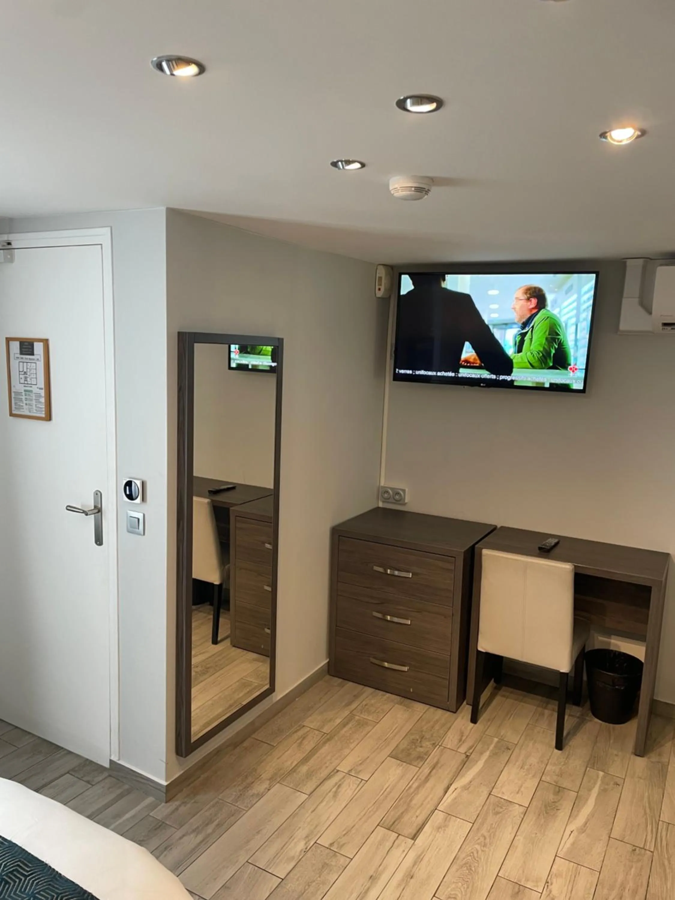 TV and multimedia in Mary's Hotel République