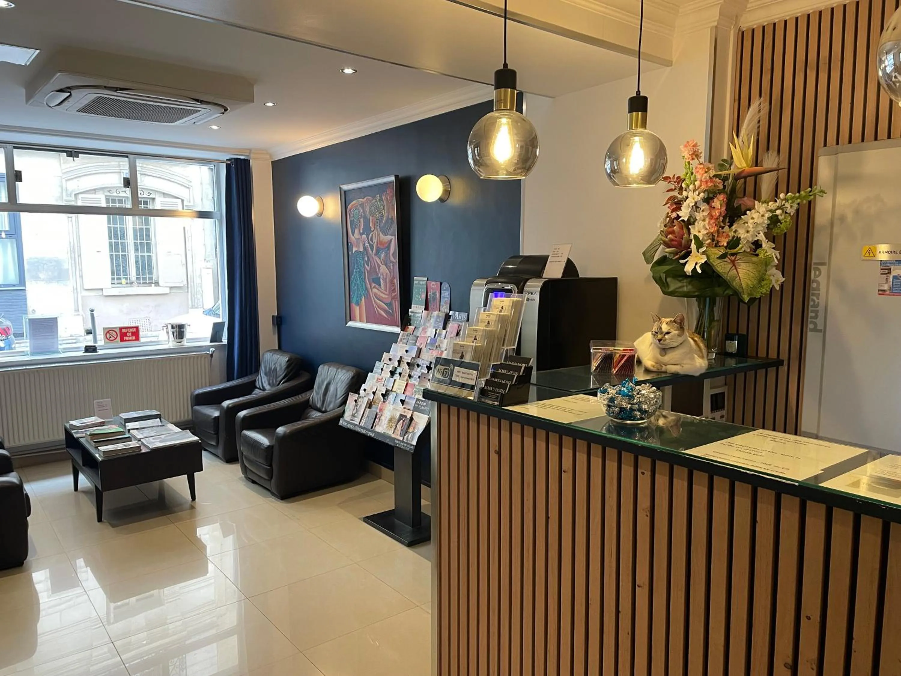 Lobby or reception in Mary's Hotel République