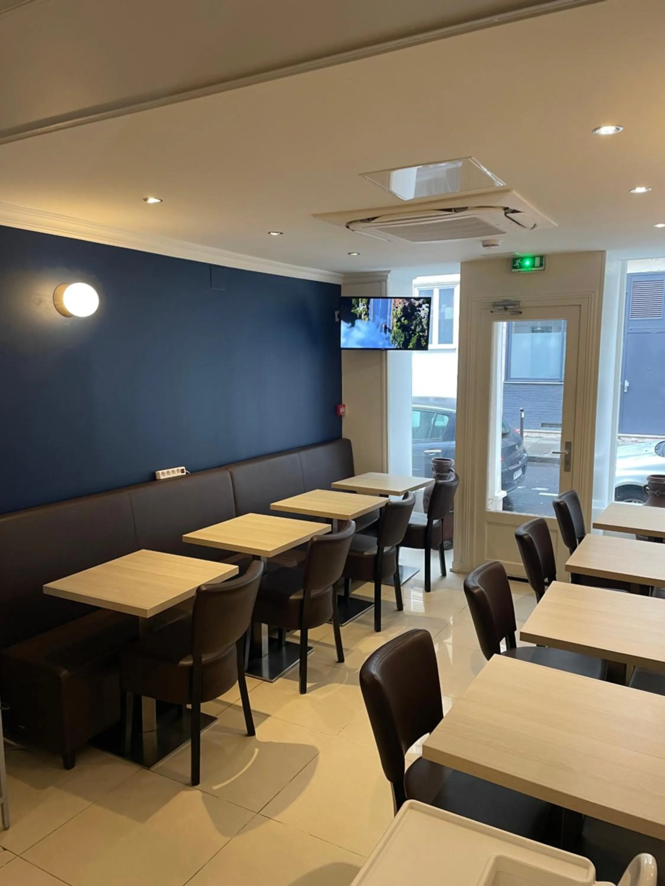 Breakfast in Mary's Hotel République