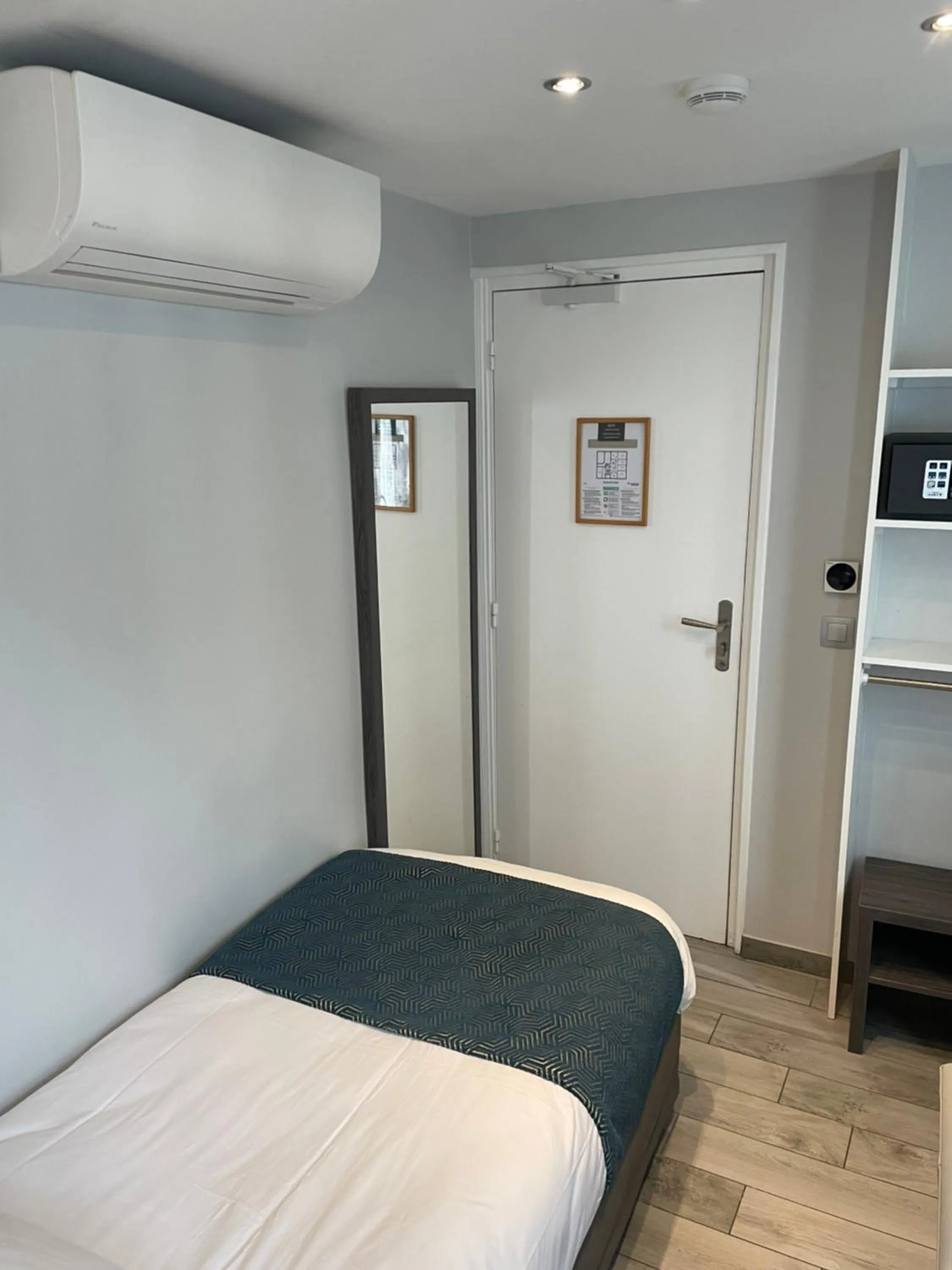 Bedroom, Bed in Mary's Hotel République