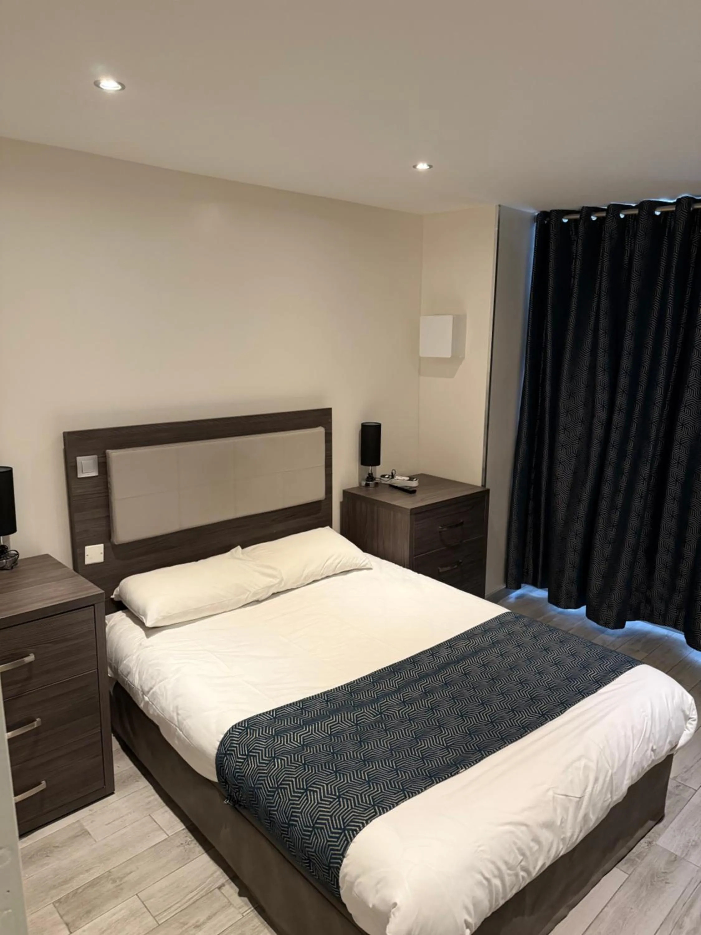 Photo of the whole room, Bed in Mary's Hotel République