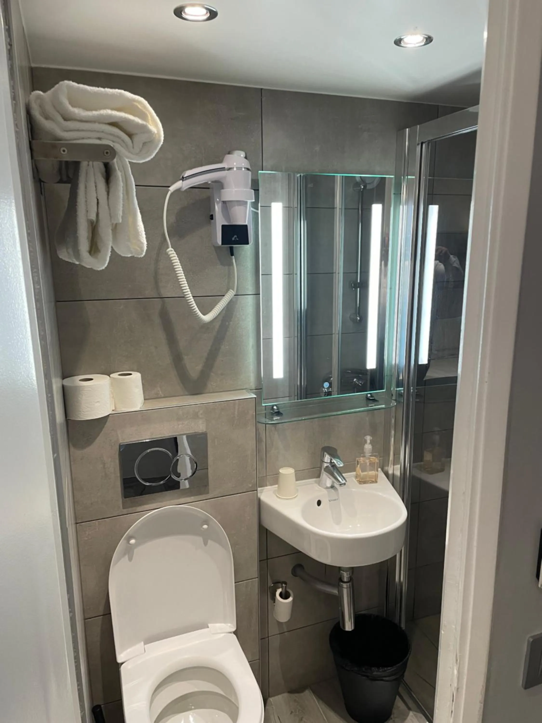 Bathroom in Mary's Hotel République