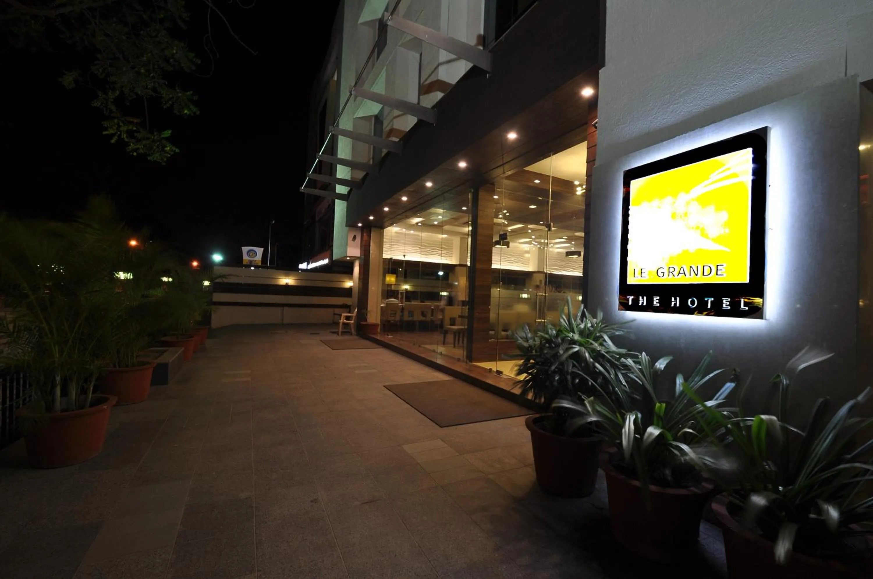 Other in Le Grande Residency -Unmarried Couples are not Allowed