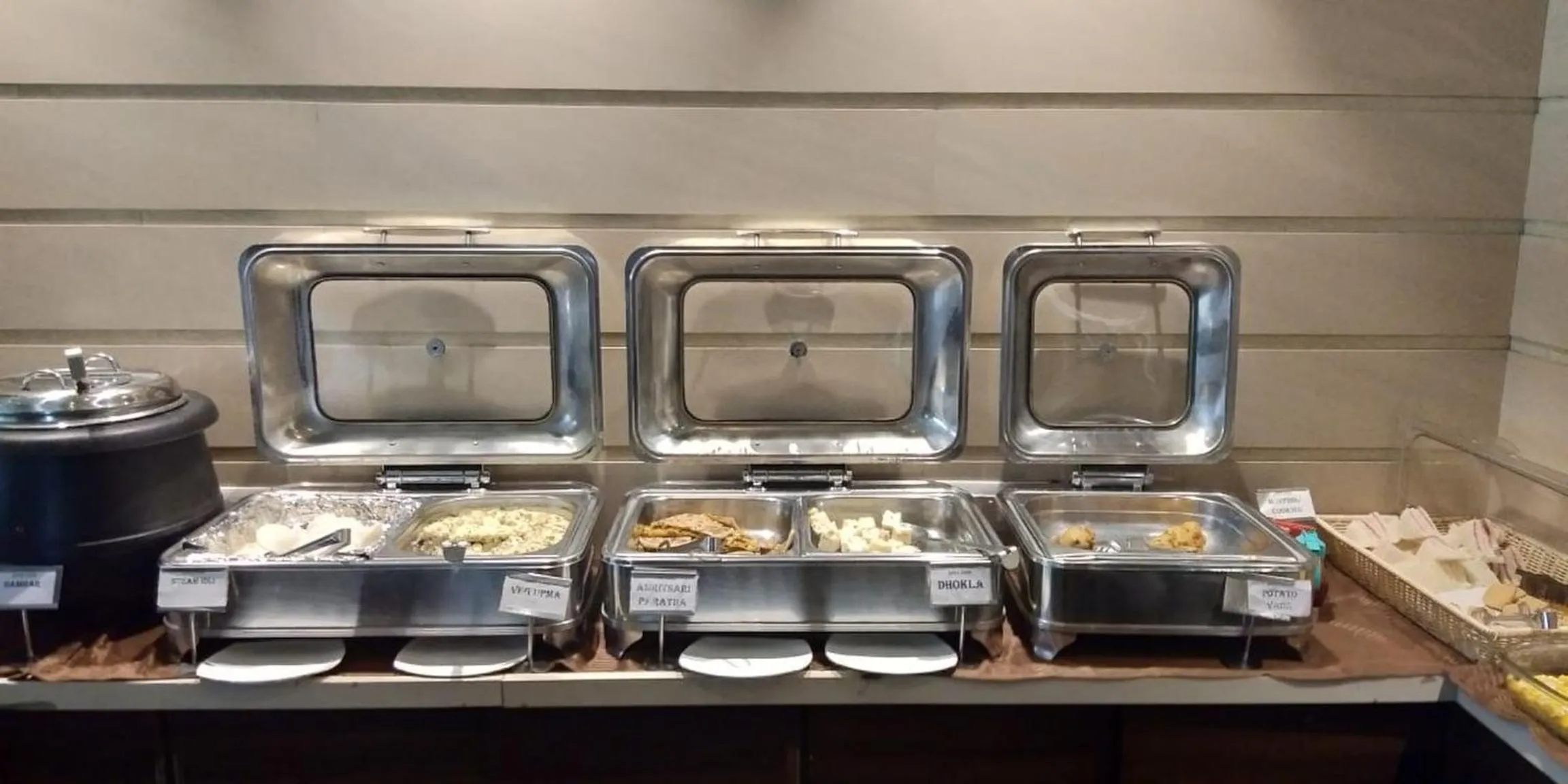 Breakfast in Le Grande Residency -Unmarried Couples are not Allowed