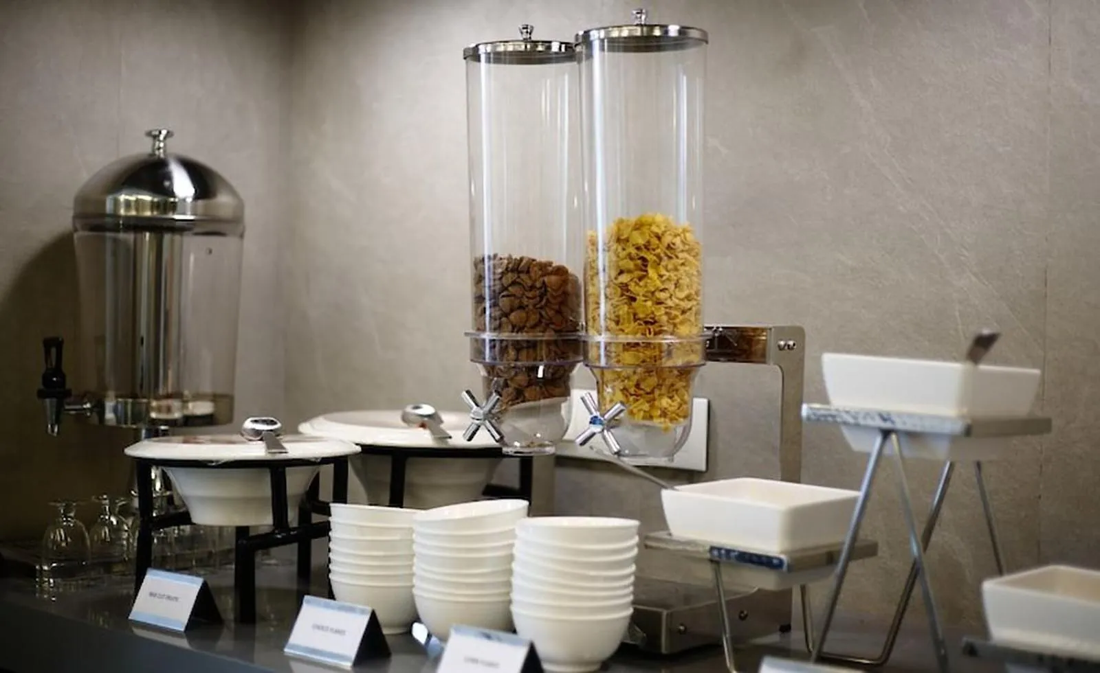 Breakfast in Le Grande Residency -Unmarried Couples are not Allowed