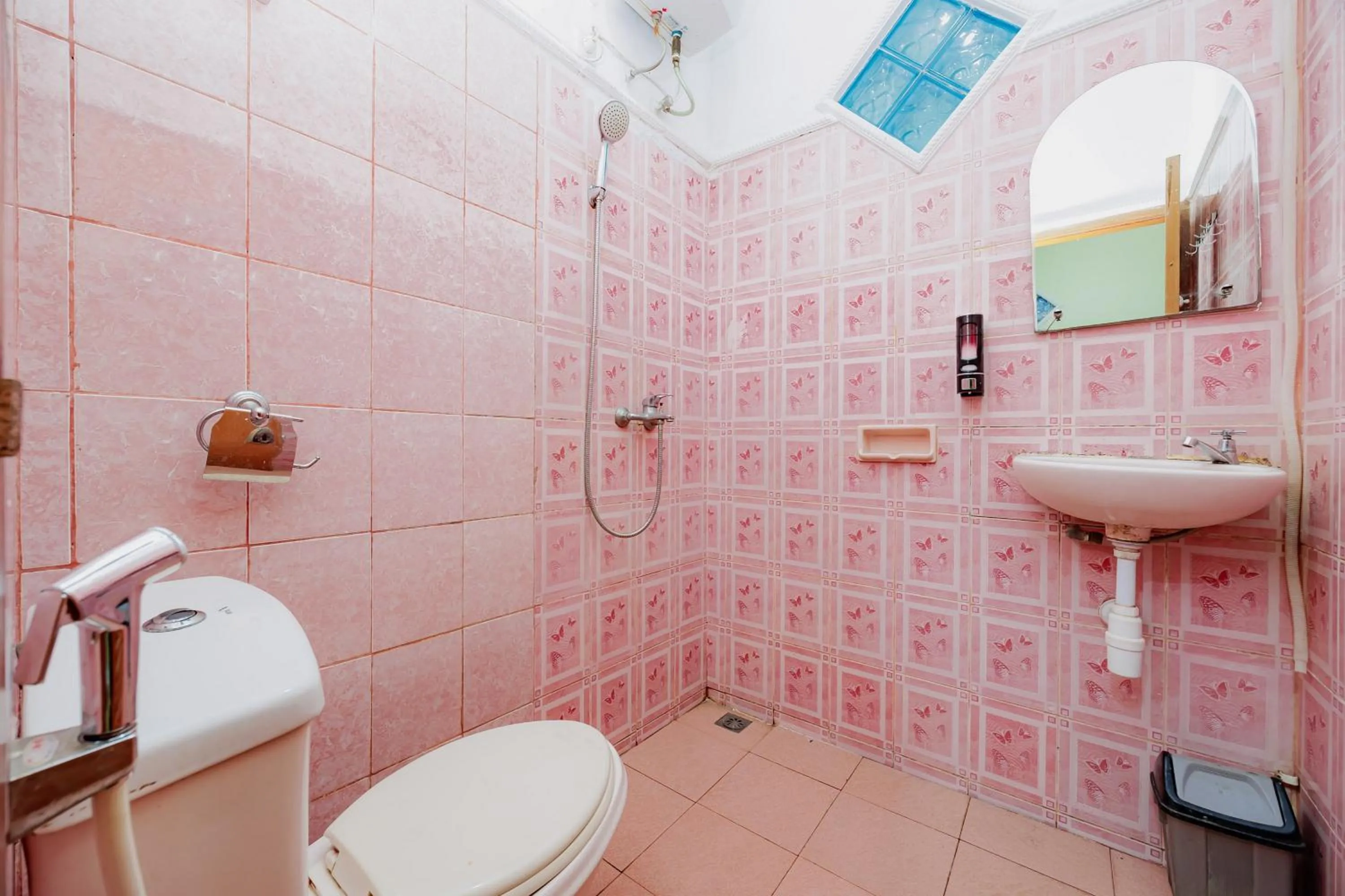 Bathroom in RedDoorz at Hotel Andalus Puncak