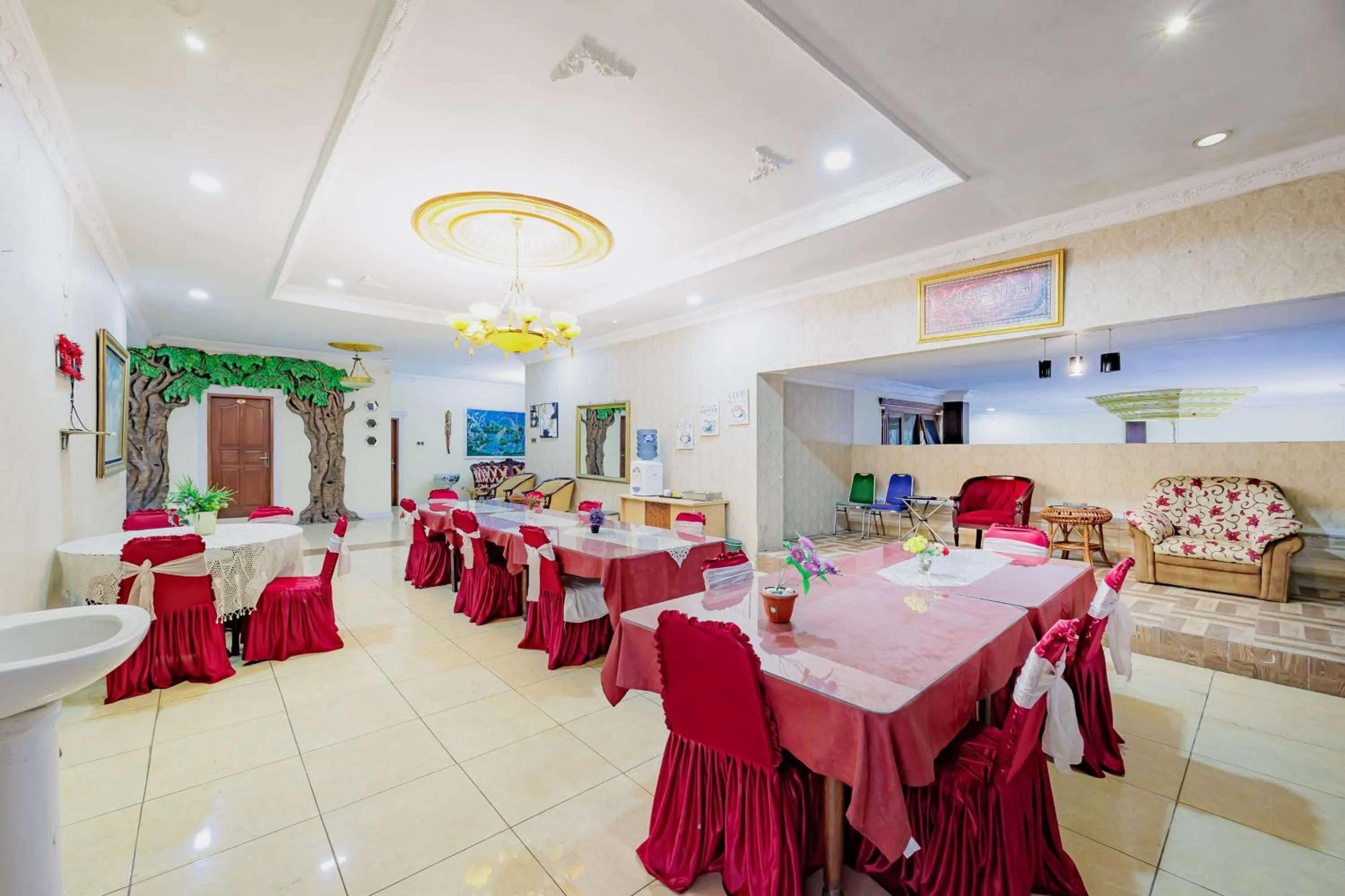 Seating area in RedDoorz at Hotel Andalus Puncak