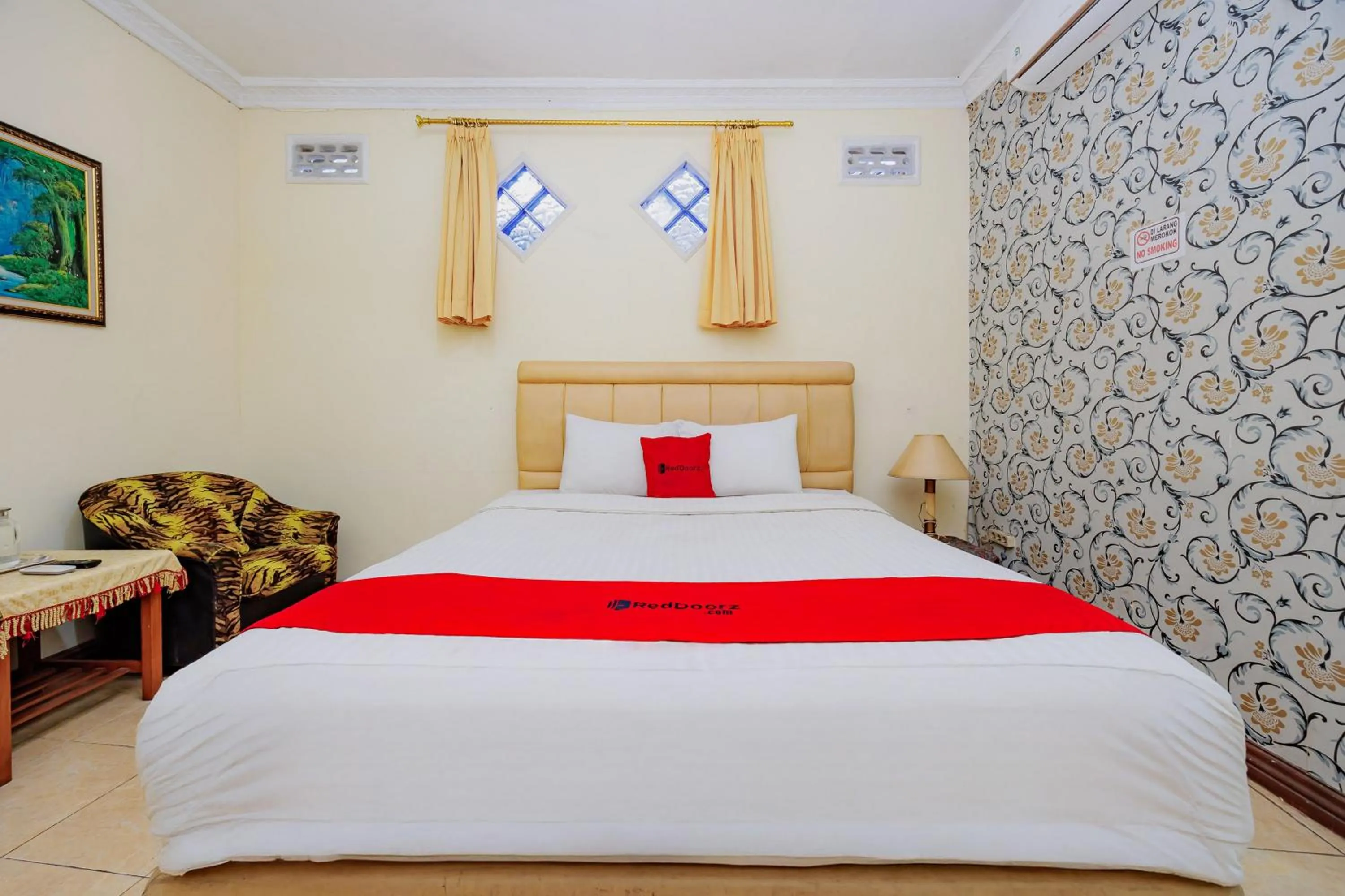 Bedroom, Bed in RedDoorz at Hotel Andalus Puncak