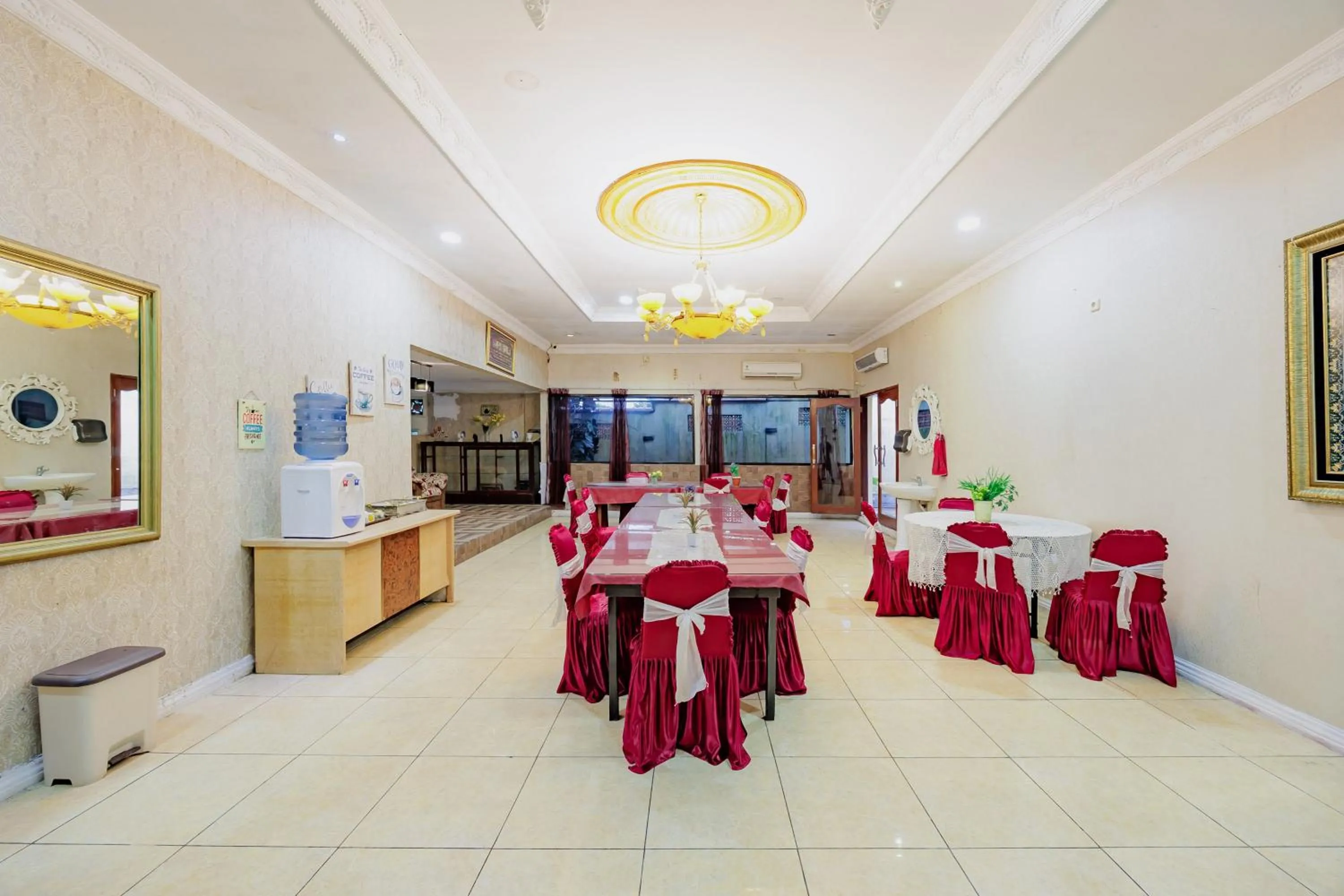Seating area in RedDoorz at Hotel Andalus Puncak