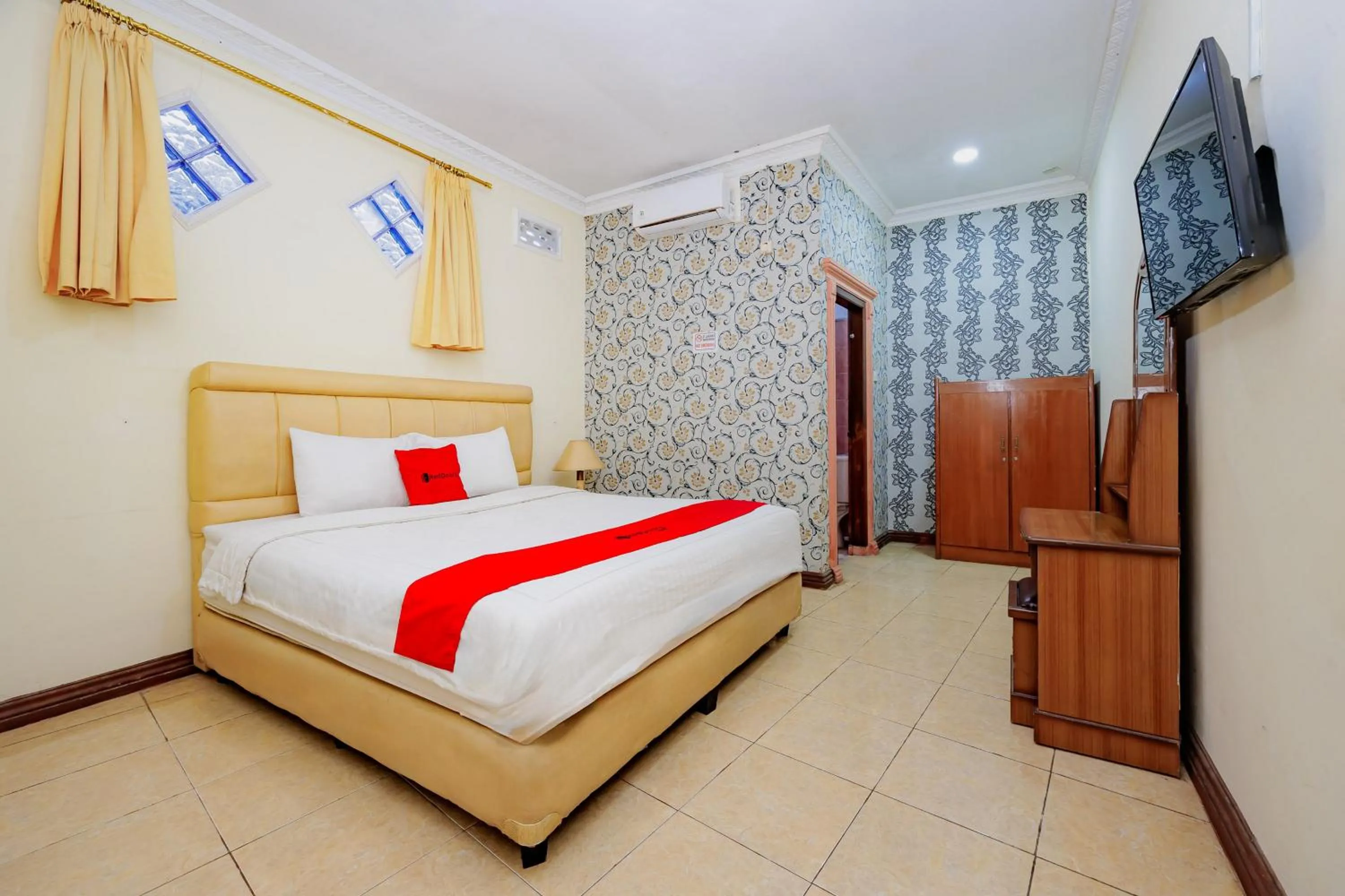 Bedroom, Bed in RedDoorz at Hotel Andalus Puncak