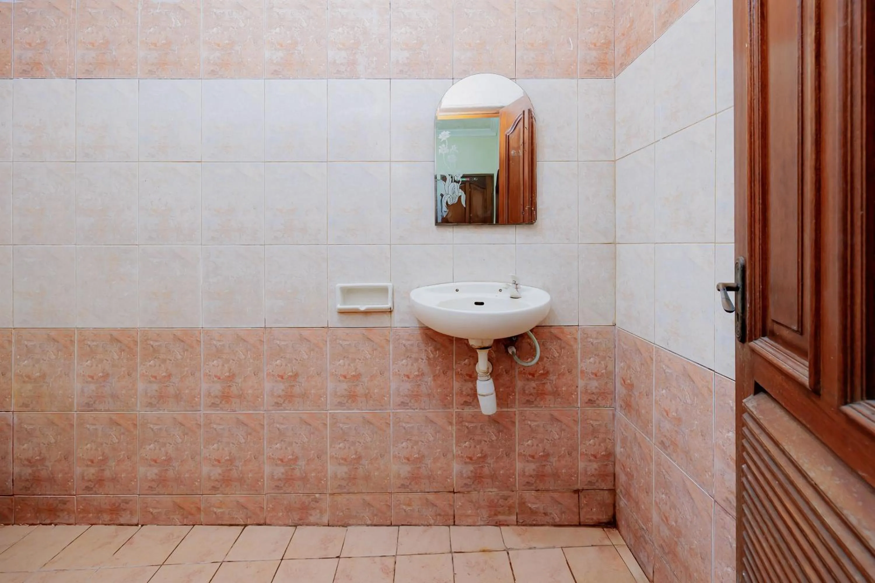Bathroom in RedDoorz at Hotel Andalus Puncak