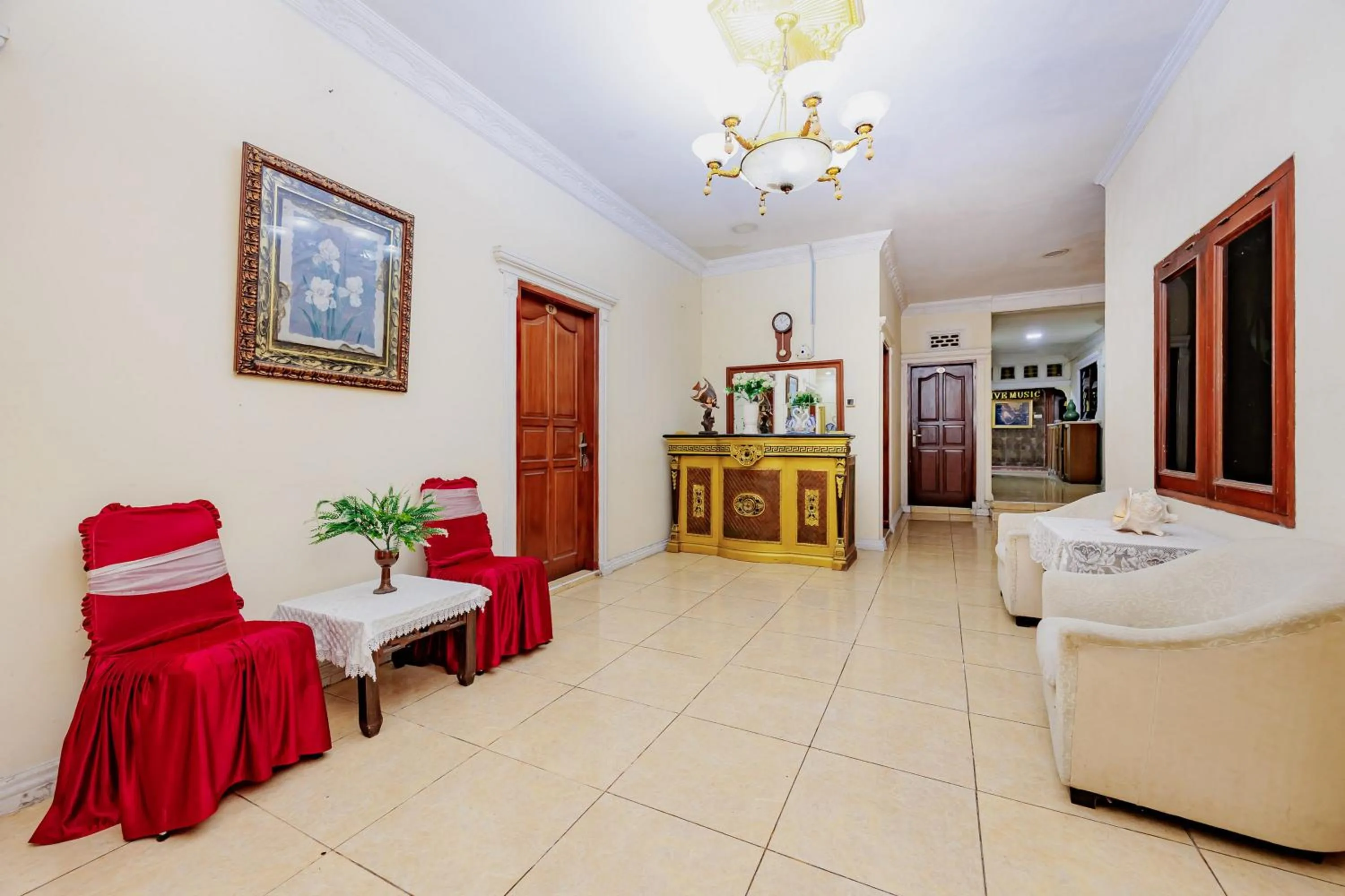 Seating area in RedDoorz at Hotel Andalus Puncak