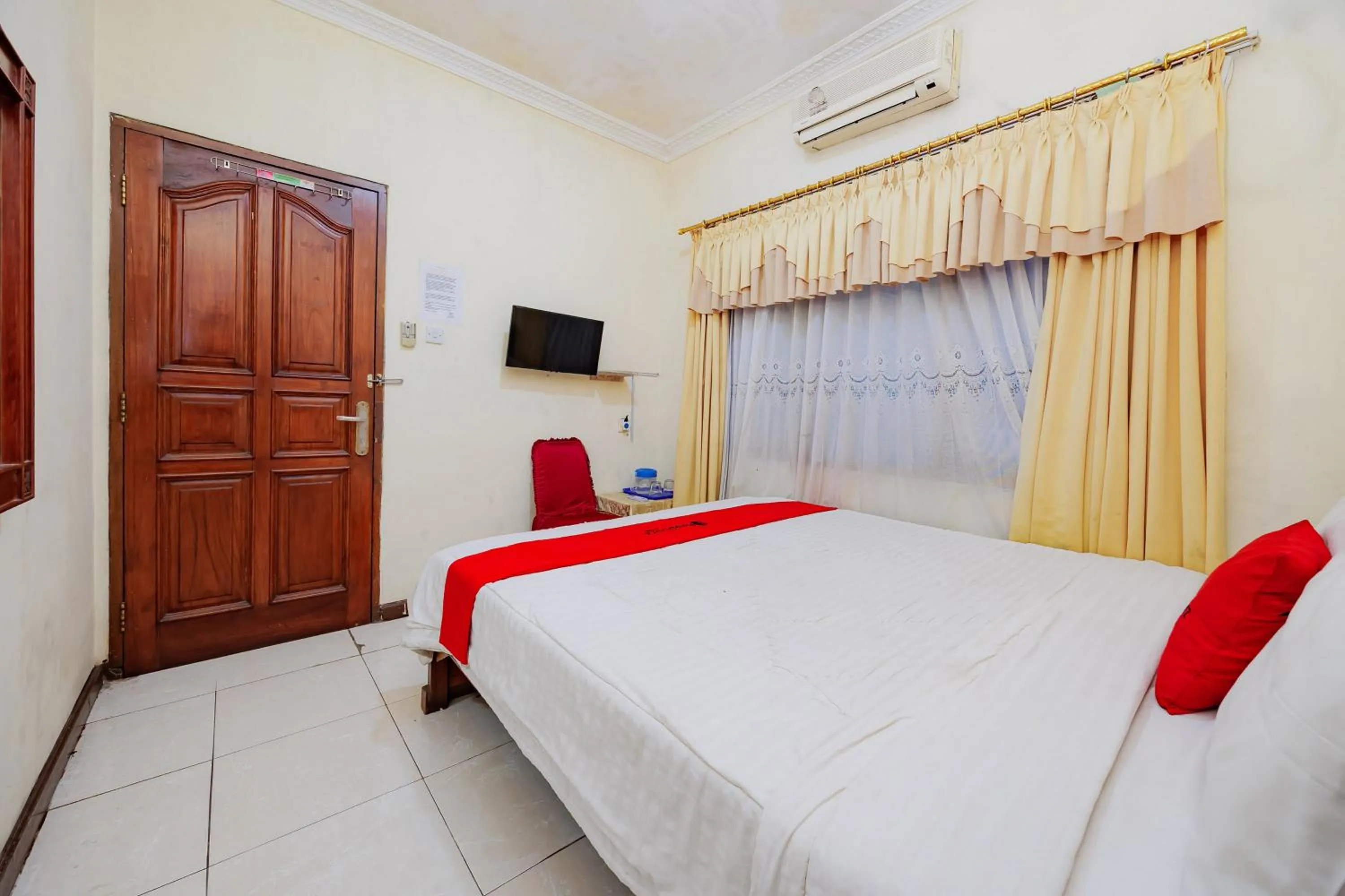 Bedroom, Bed in RedDoorz at Hotel Andalus Puncak