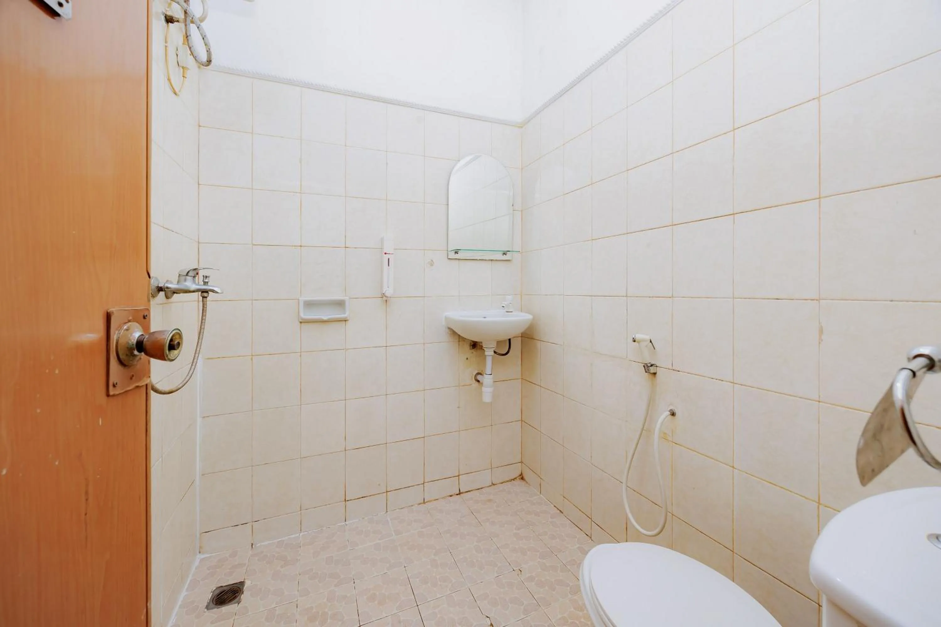 Bathroom in RedDoorz at Hotel Andalus Puncak