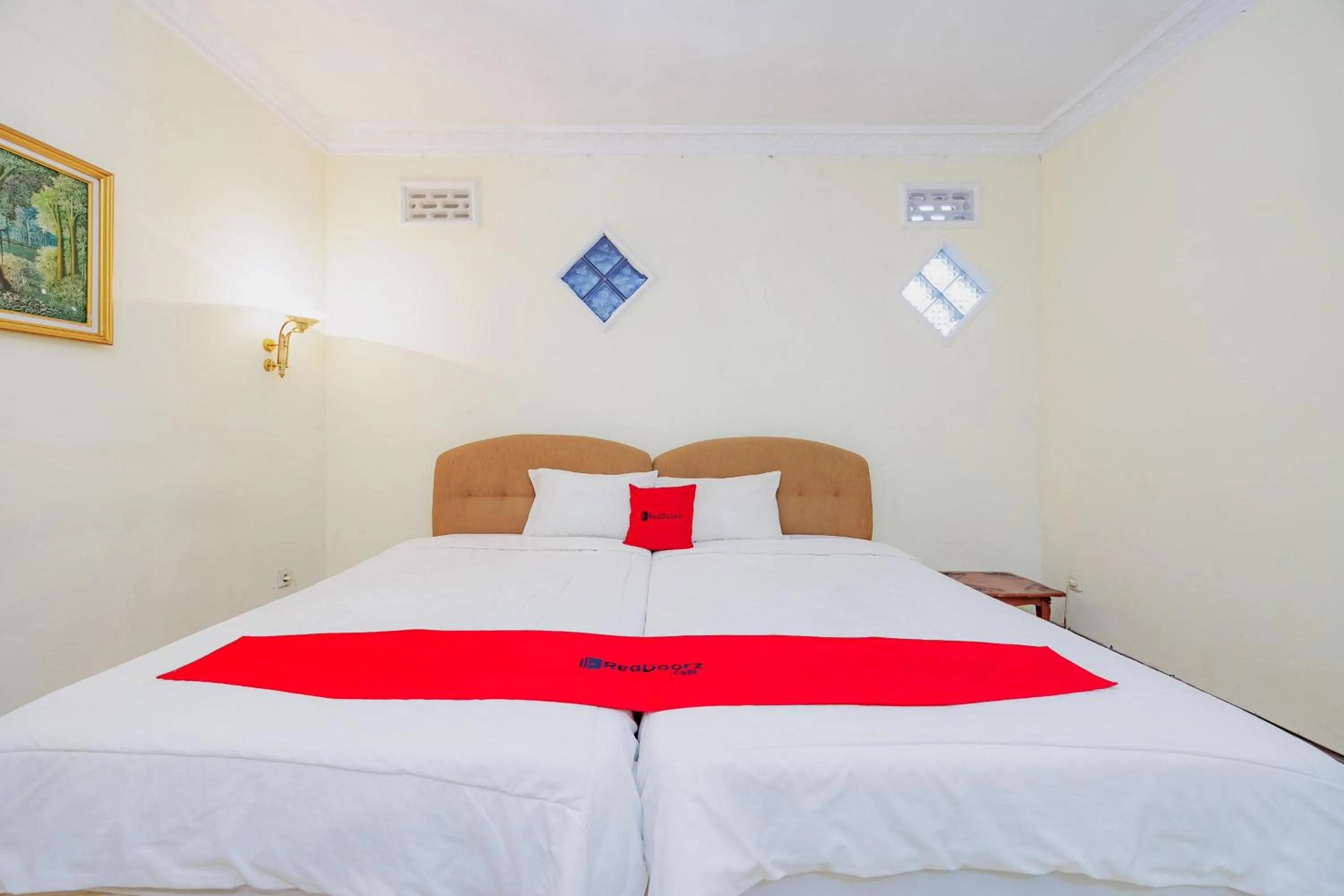 Bedroom, Bed in RedDoorz at Hotel Andalus Puncak